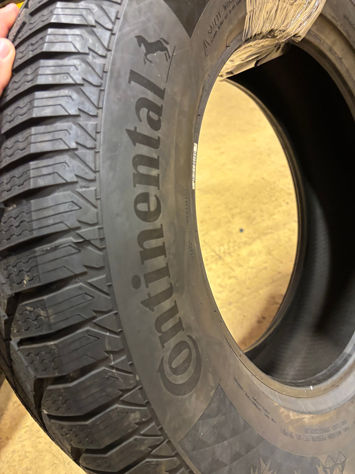 CONTINENTAL VIKINGCONTACT 7 P 235 70 17 111T SNOW WINTER TIRE 03452340000