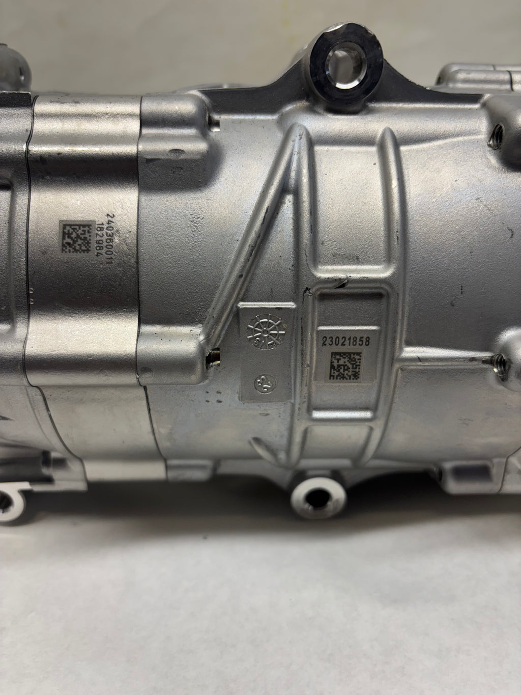 FREIGHTLINER AC COMPRESSOR 57CC 400V ERC MAHLE 22-79626-000 DAMAGED - 3