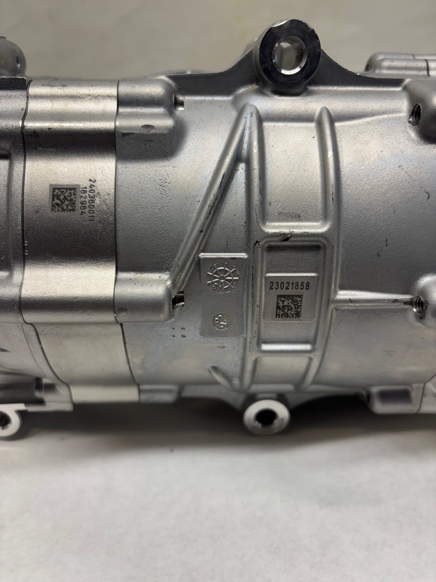 FREIGHTLINER AC COMPRESSOR 57CC 400V ERC MAHLE 22-79626-000 DAMAGED - 3