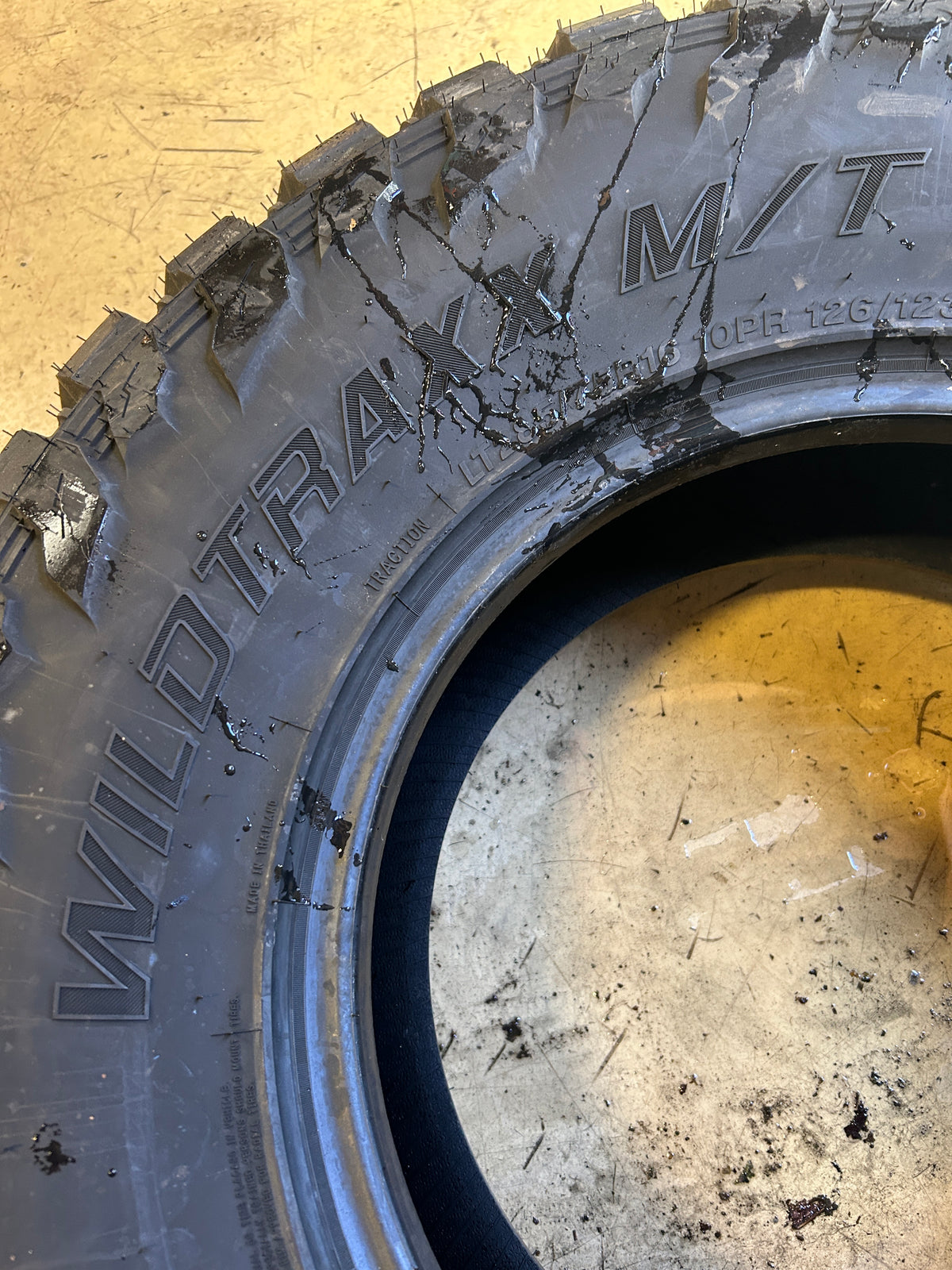 LANDSPIDER WILDTRAXX M/T BSW LT 285 75 16 126/123Q 10PLY MUD TIRE EMT005