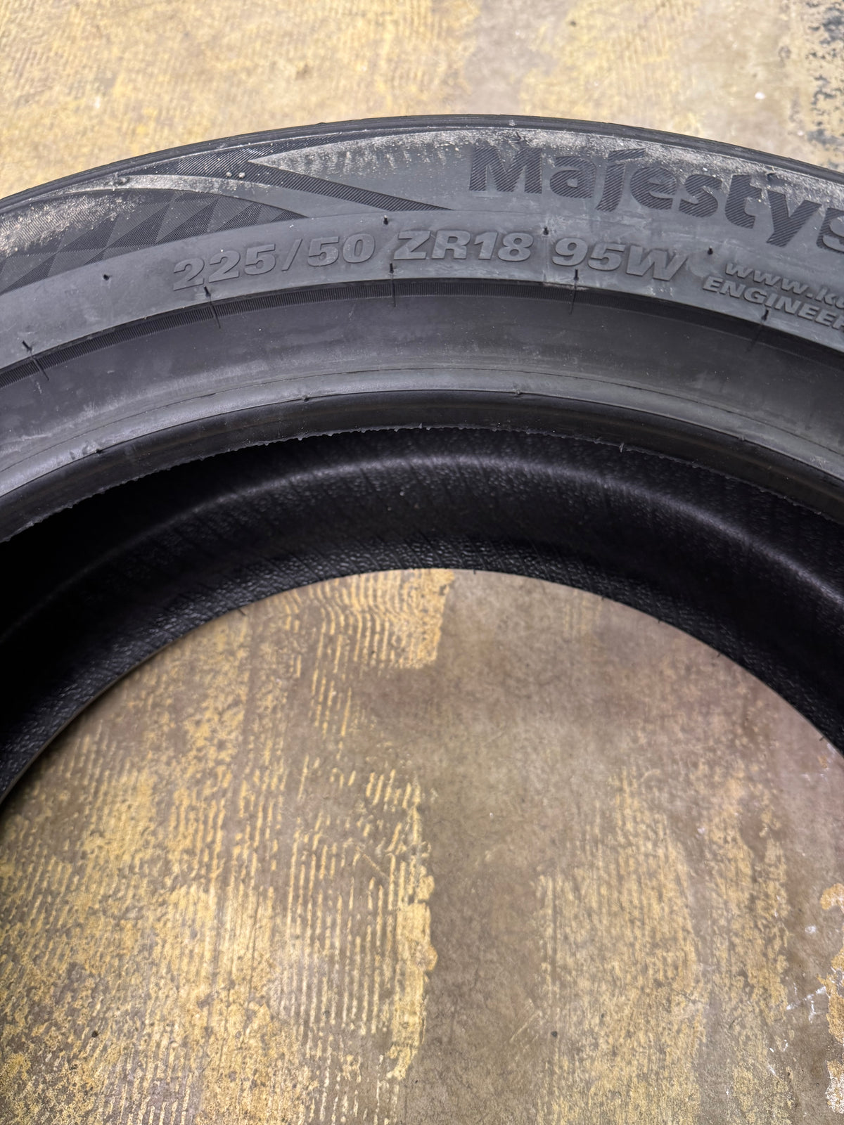 KUMHO MAJESTY 9 SOLUS TA91 BSW P 225 50R 18 95W ALL SEASON TIRE 2229733
