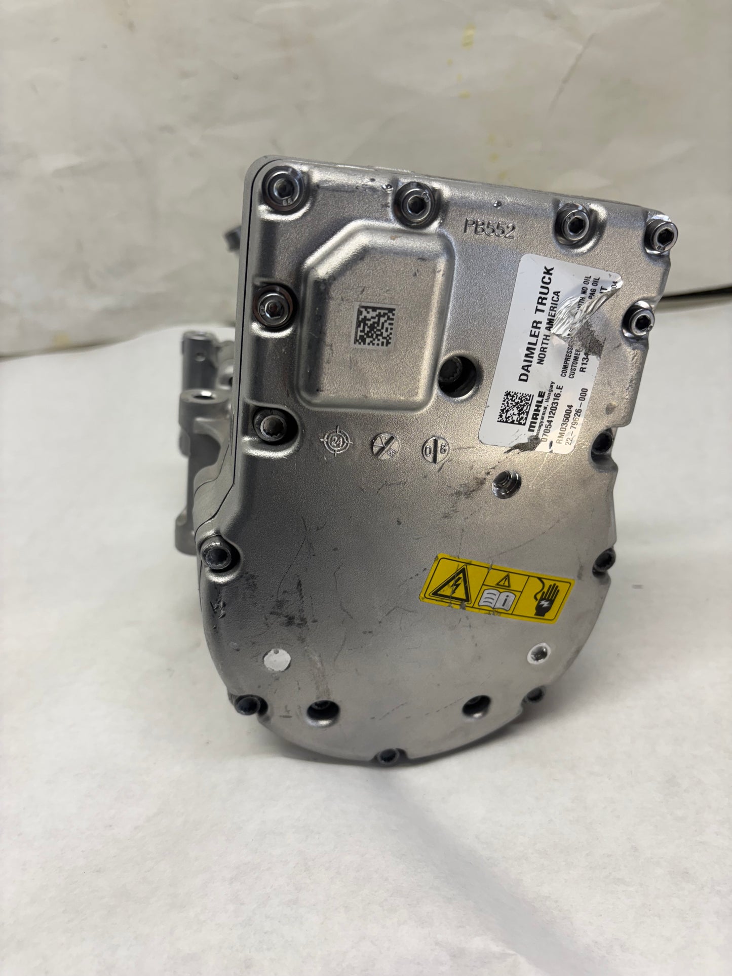FREIGHTLINER AC COMPRESSOR 57CC 400V ERC MAHLE 22-79626-000 DAMAGED - 2