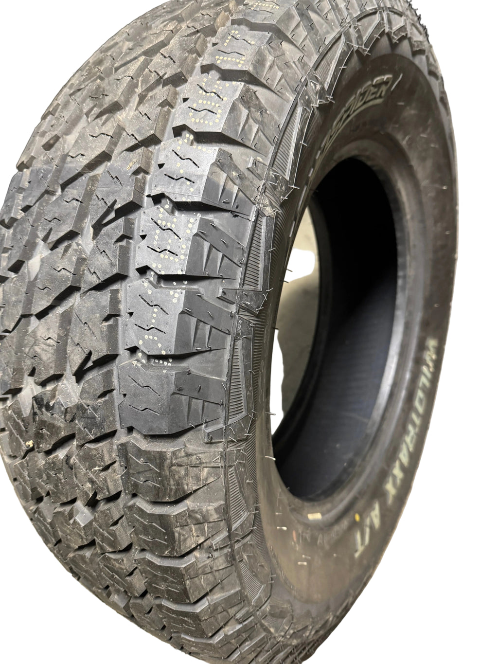 NOS LANDSPIDER WILDTRAXX A/T OWL P 265 70 17 115T ALL TERRAIN  TIRE DAT010