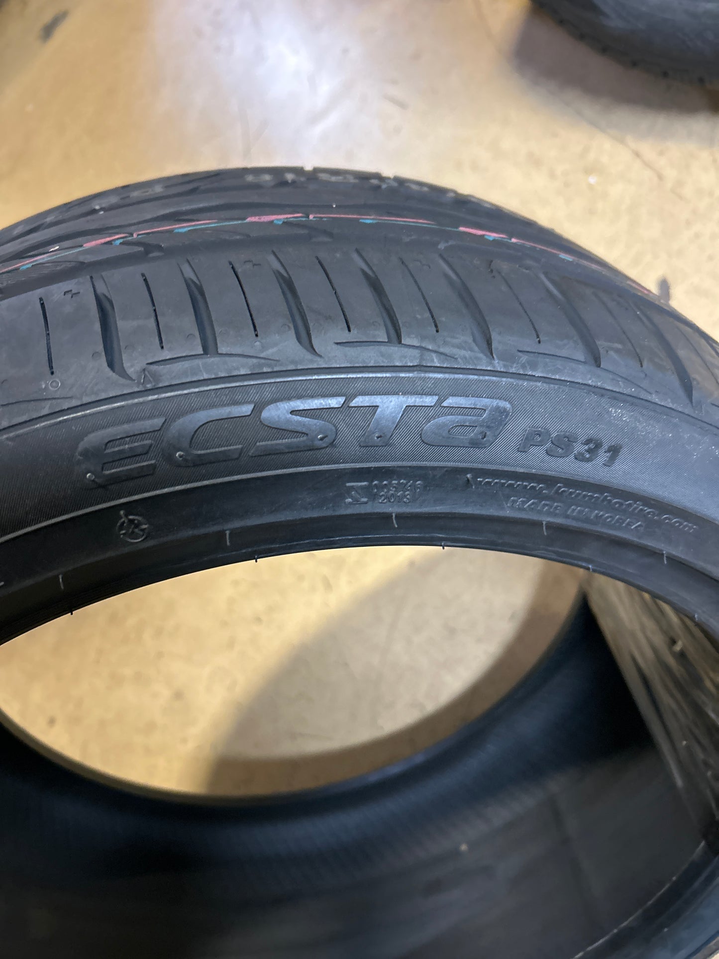 NOS 2 KUMHO ECSTA PS31 BSW P 235 40 18 95W XL FRONT UHP TIRE 2253673