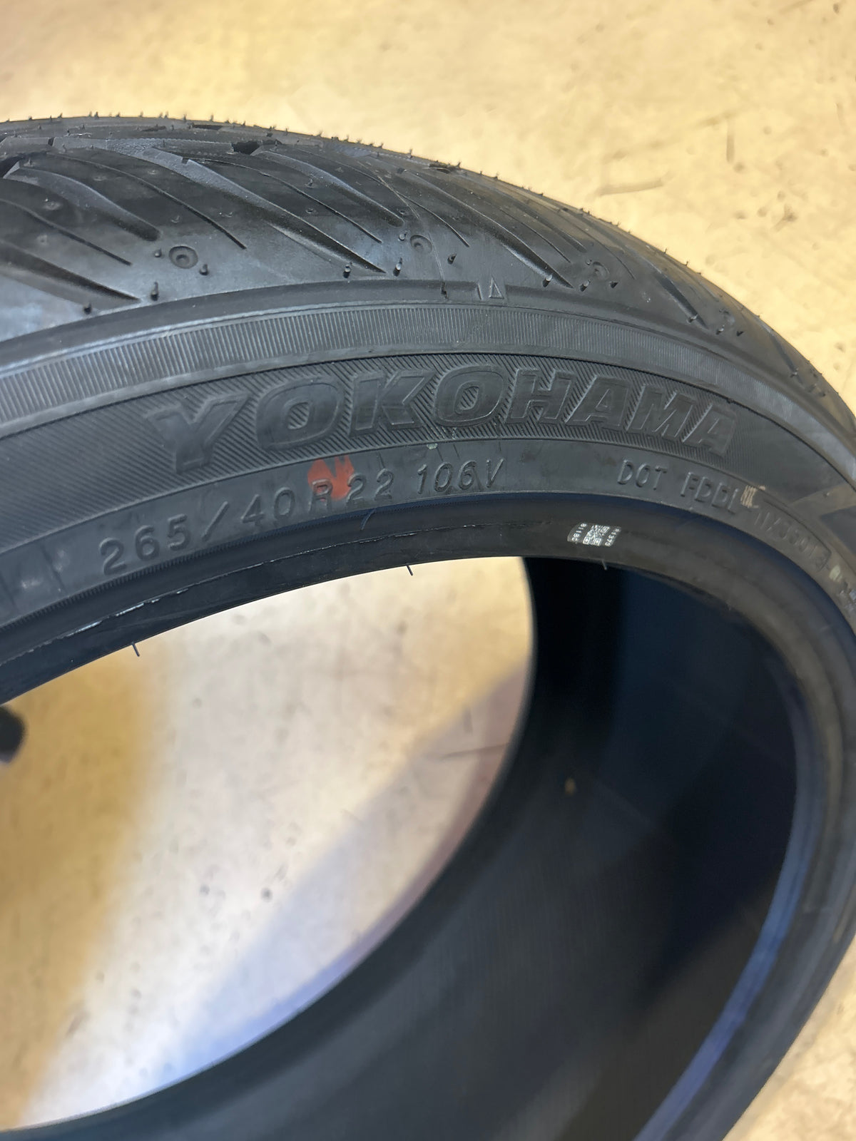 NOS YOKOHAMA PARADA SPEC-X BSW P265 40 22 106V ALL SEASON TIRE 110100220