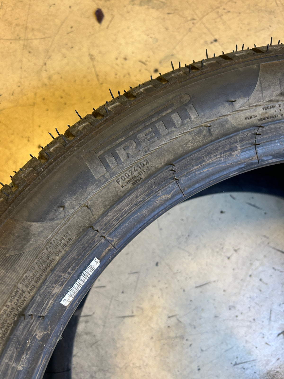 USED 9/32" PIRELLI SCORPION WINTER BSW P 285 40 20 108V XL WINTER TIRE 2378300