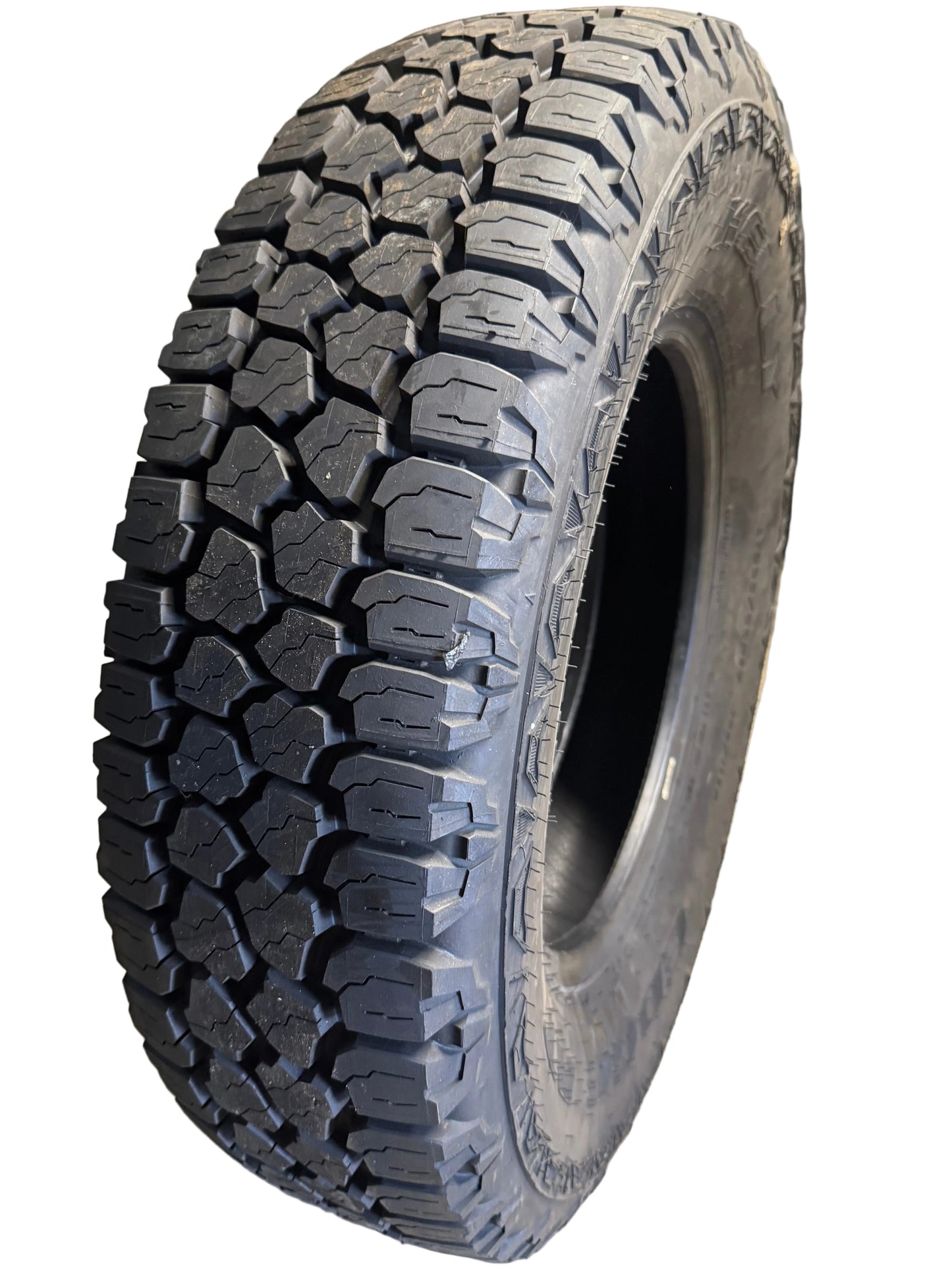 NOS KELLY EDGE AT BSW LT 235 80 17 120/117R 10PLY HIGHWAY TERRAIN TIRE 357730297