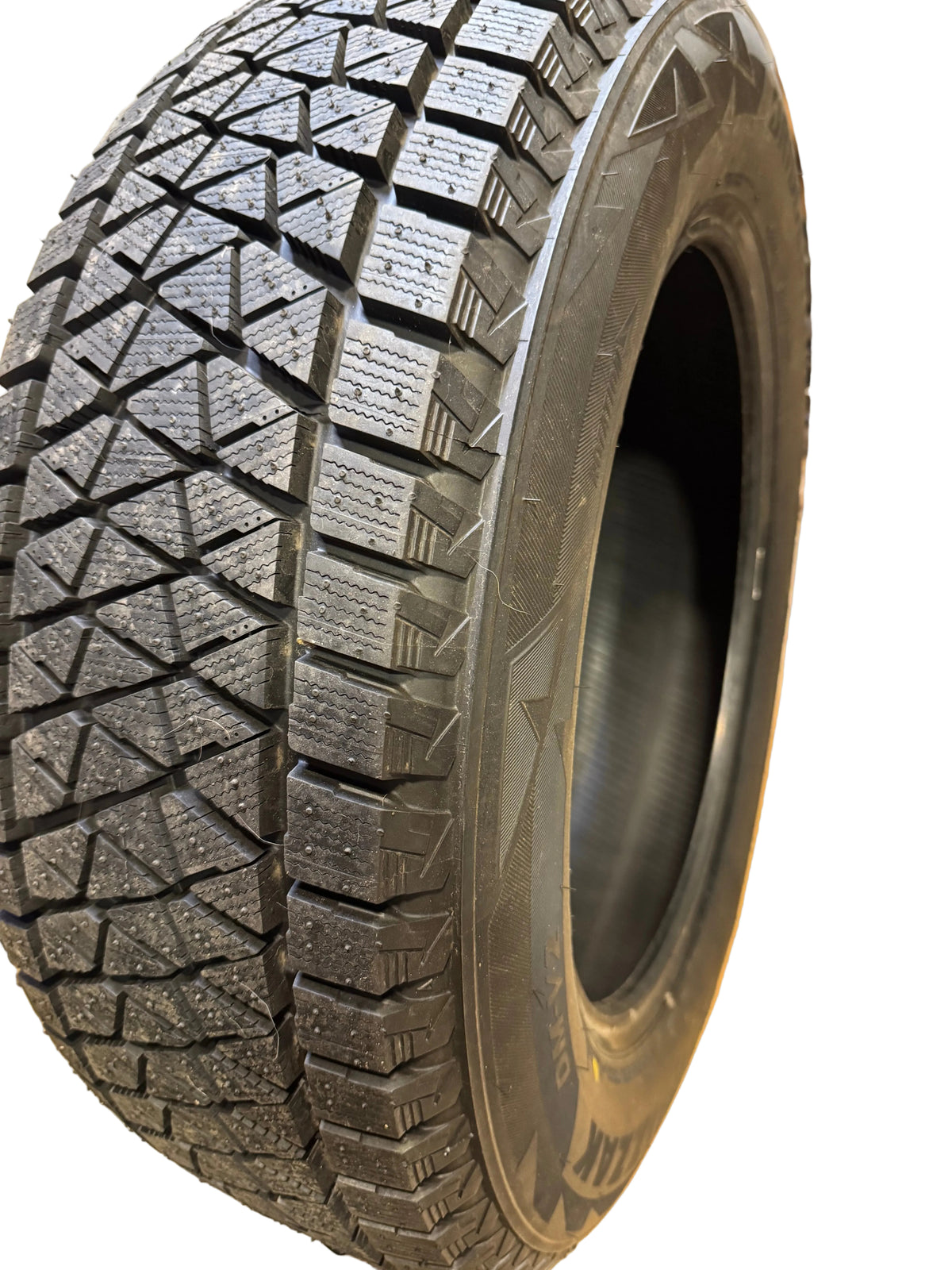 BRIDGESTONE BLIZZAK DM-V2 BSW P 235 65 19 109S XL WINTER TIRE 004315
