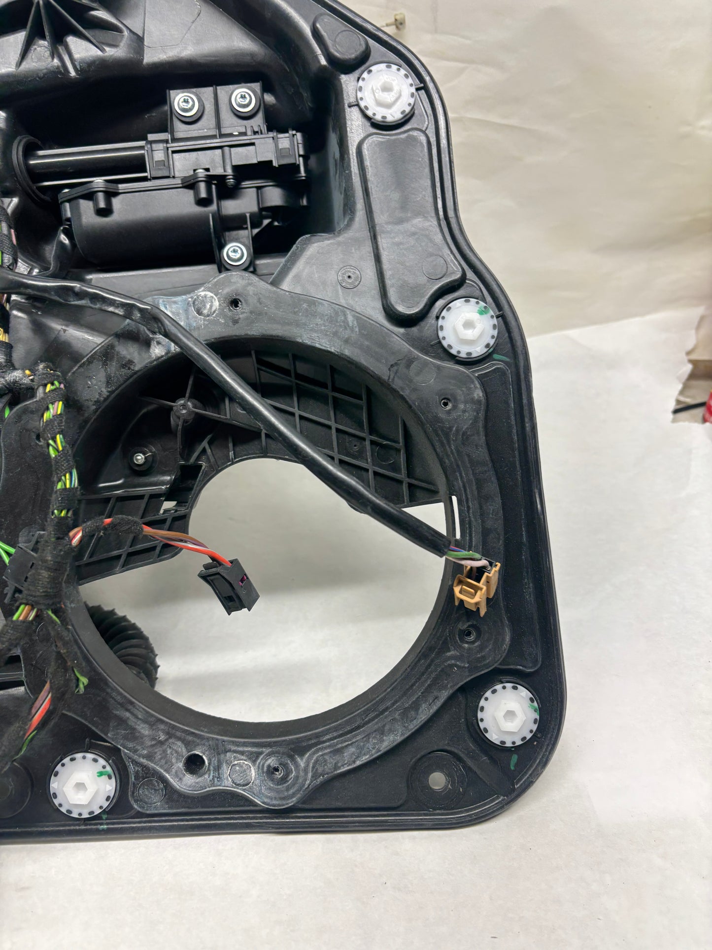11-17 PORSCHE CAYENNE 958 REAR RS DOOR WINDOW REGULATOR PLATE W/ DOOR HANDLE 7P5 839 756 B