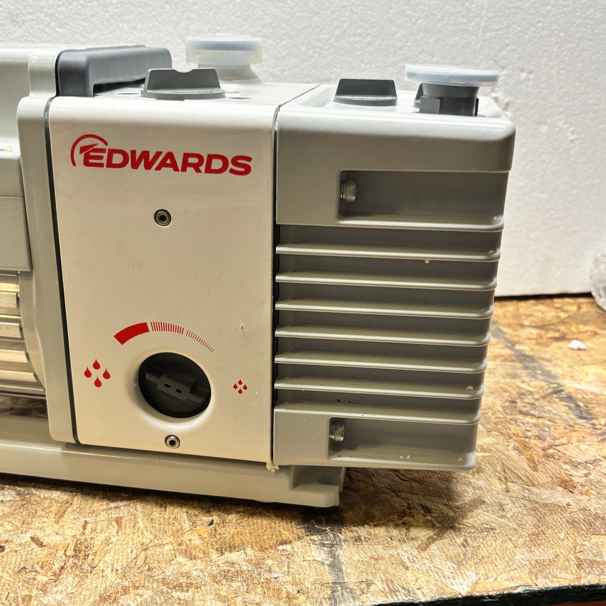 EDWARDS RV3 ROTARY VANE VACUUM PUMP 220-240V 50/60HZ (NEEDS REPAIR)