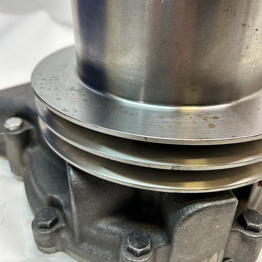 JOHN DEERE WATER PUMP RE33453