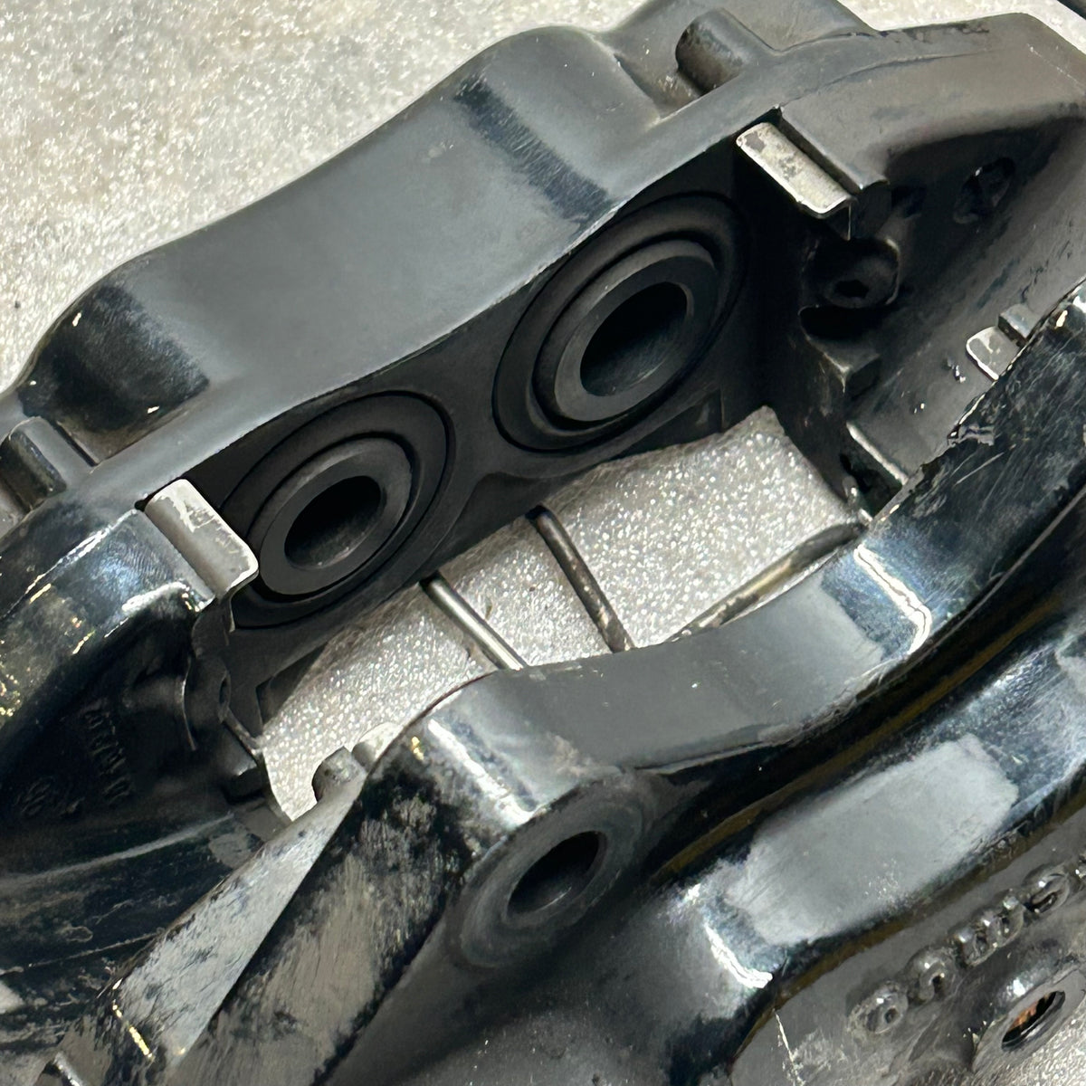 PORSCHE 944 TURBO BLACK FRONT BREMBO BRAKE CALIPER 20 4673 00