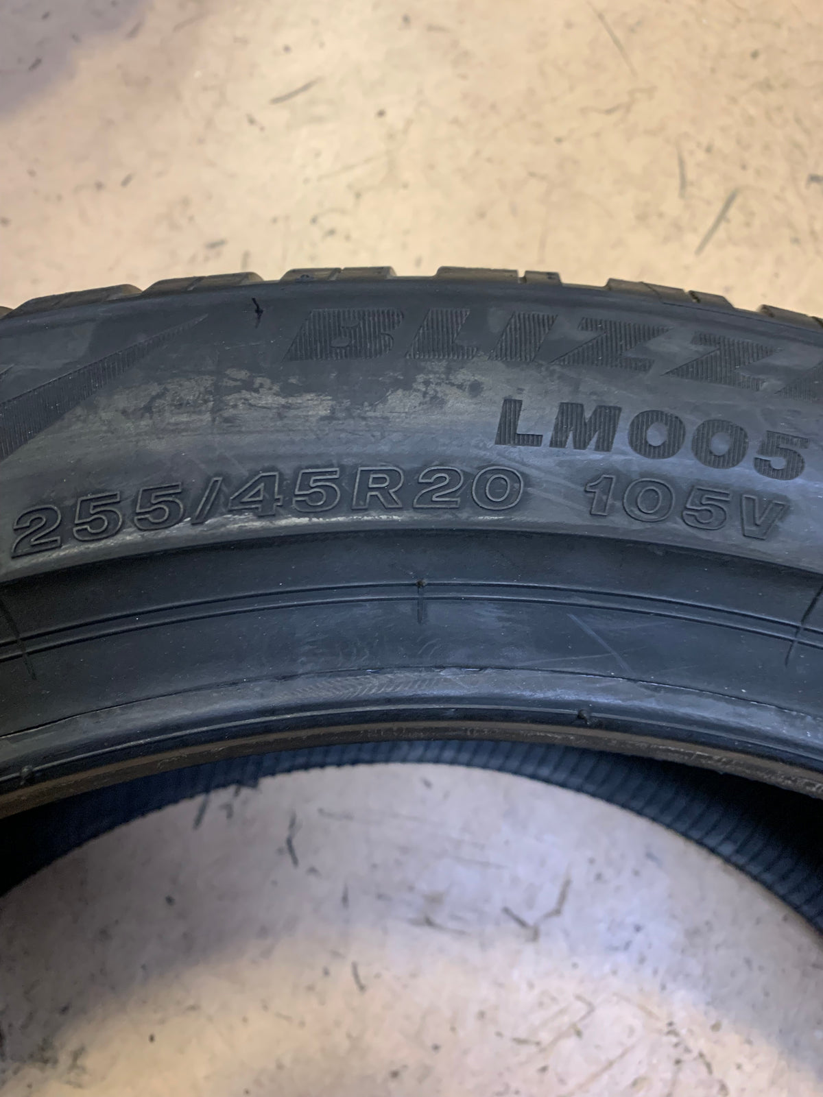 BRIDGESTONE BLIZZAK LM005 BSW P 255 45 20 105V XL WINTER TIRE 14398