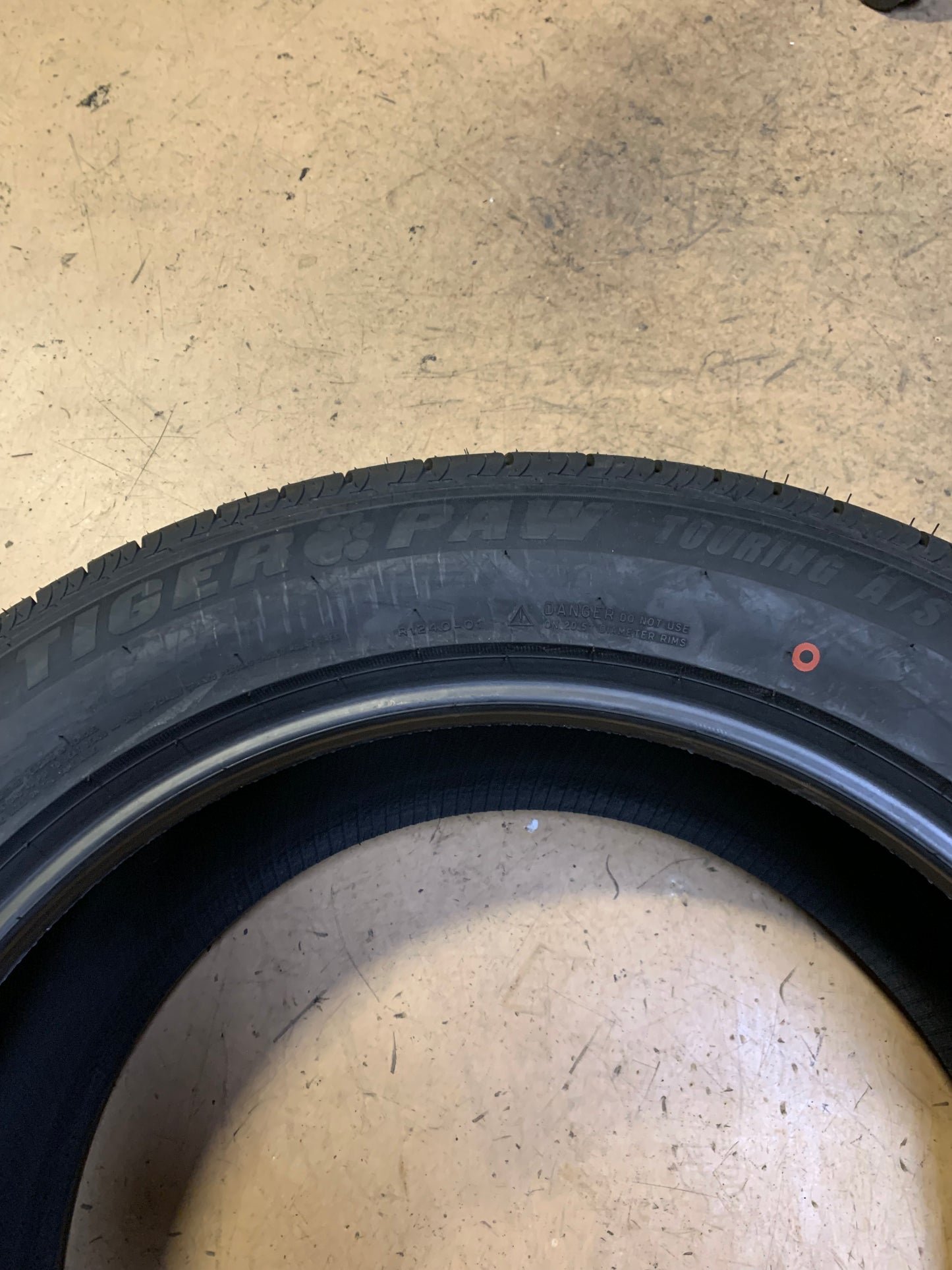 UNIROYAL TIGER PAW TOURING A/S BSW P  255 55 20 107H  ALL SEASON TIRE 8722