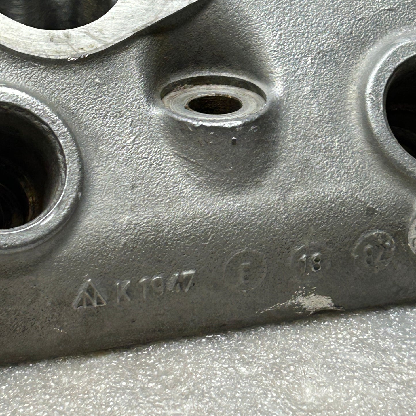 PORSCHE 928 S2 4.7L V8 CYLINDER HEAD MISSING PARTS 9281043483R