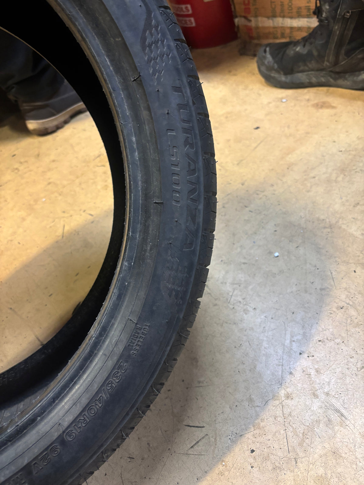 USED 8/32” OF 9/32” DTO BRIDGESTONE TURANZA LS100 BSW P 235/40R19 92V SL ALL SEASON TIRE 004437
