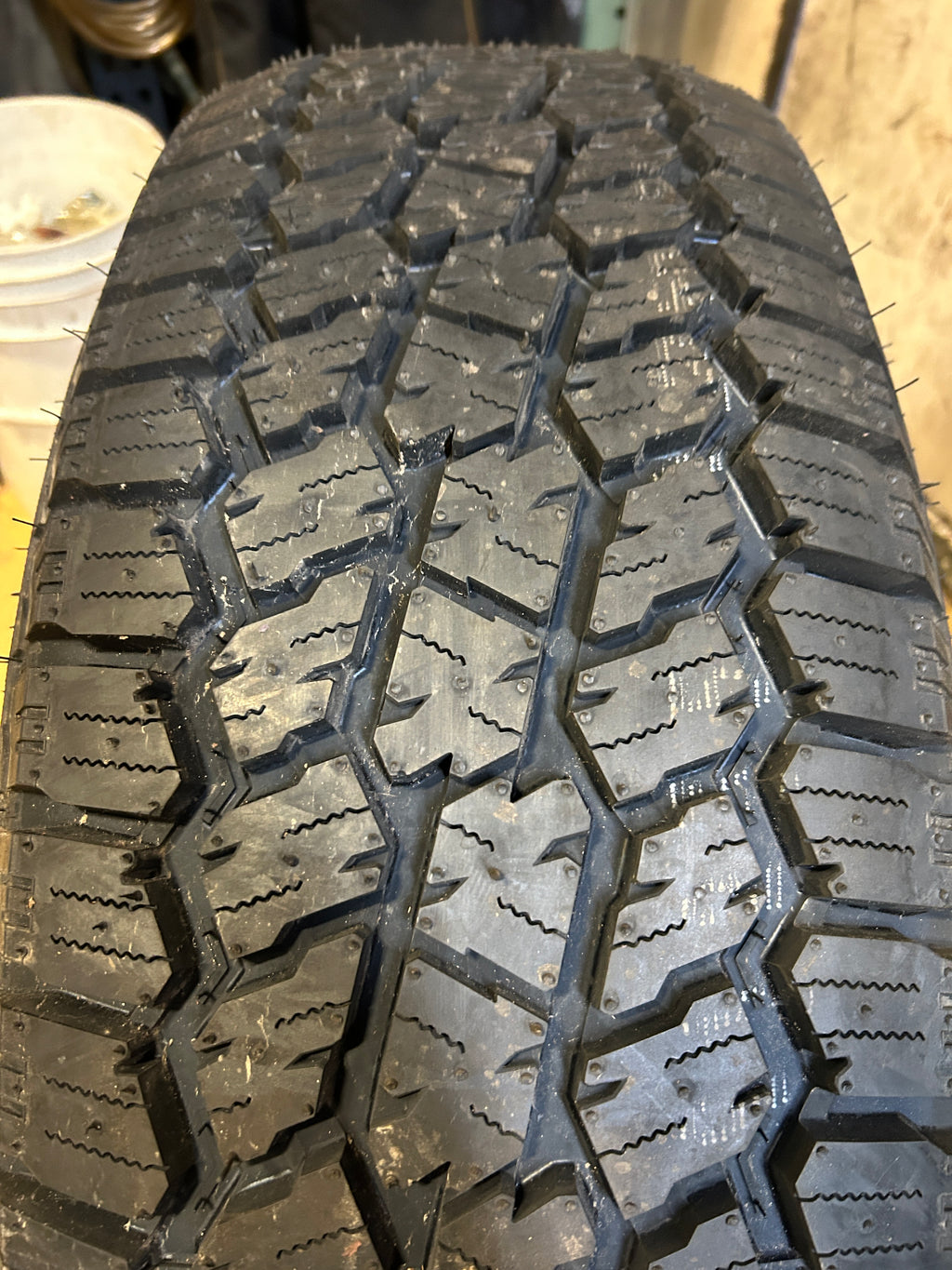 YOKOHAMA GEOLANDAR A/T 4 GO18 BSW P 275 60 20 115H  ALL TERRAIN TIRE 110101940