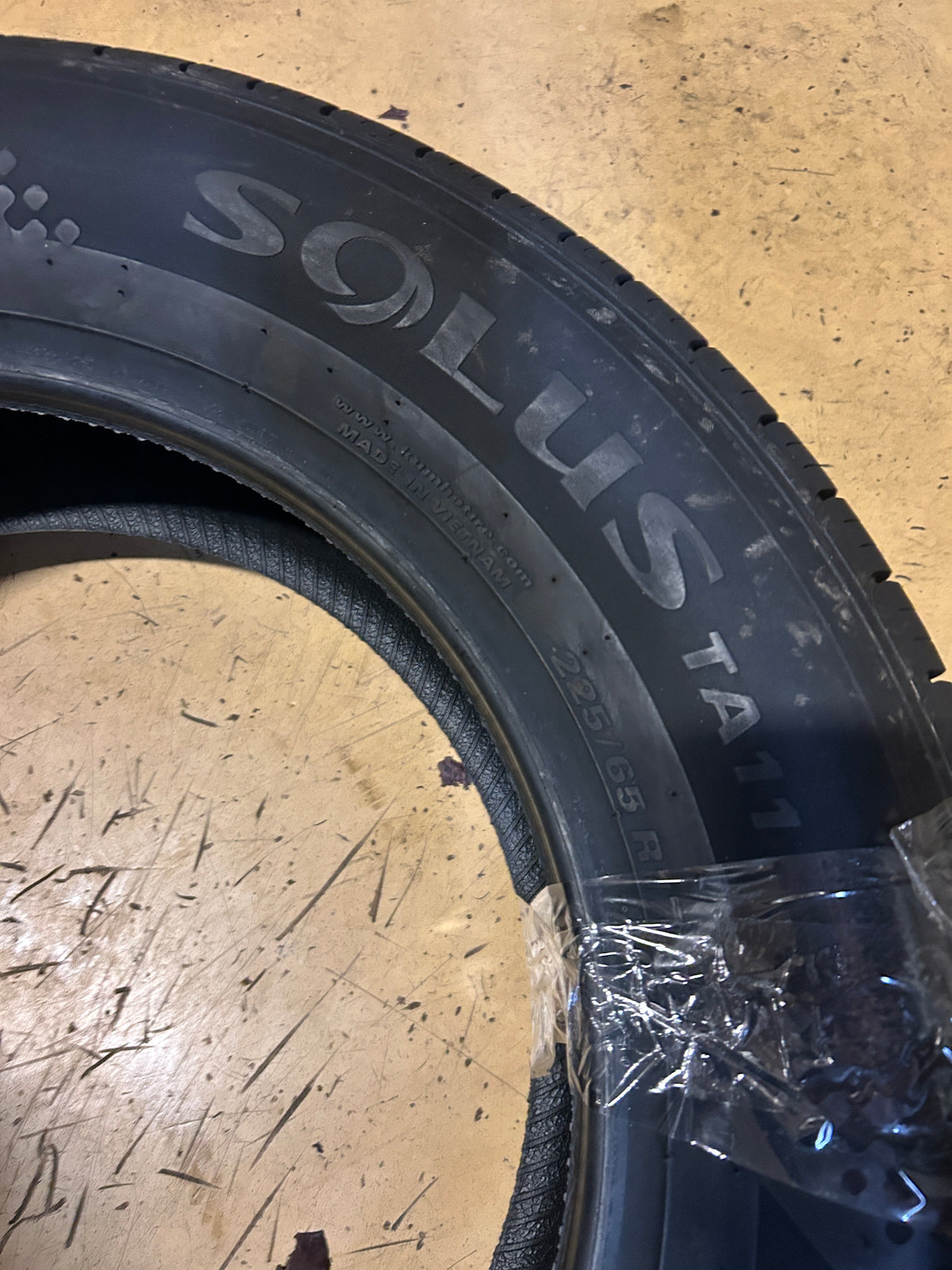 KUMHO SOLUS TA11 BSW P 225 65 17 102V  TOURING TIRE 2361853
