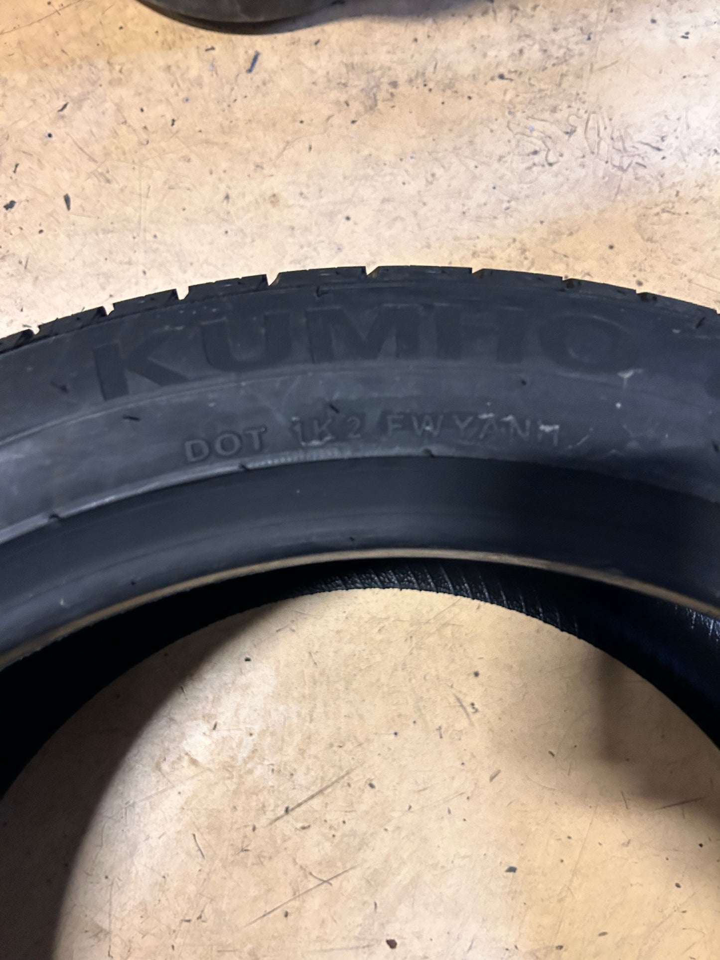 KUMHO CRUGEN PREMIUM KL33 BSW P 245 45 19 98H ALL SEASON TIRE 2176893
