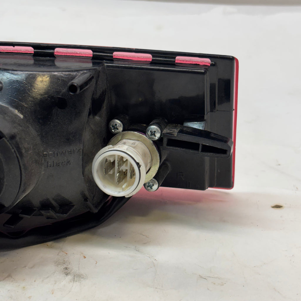 USED PORSCHE 911 TAIL LIGHT RIGHT PASSANGER 89-94 L90002404