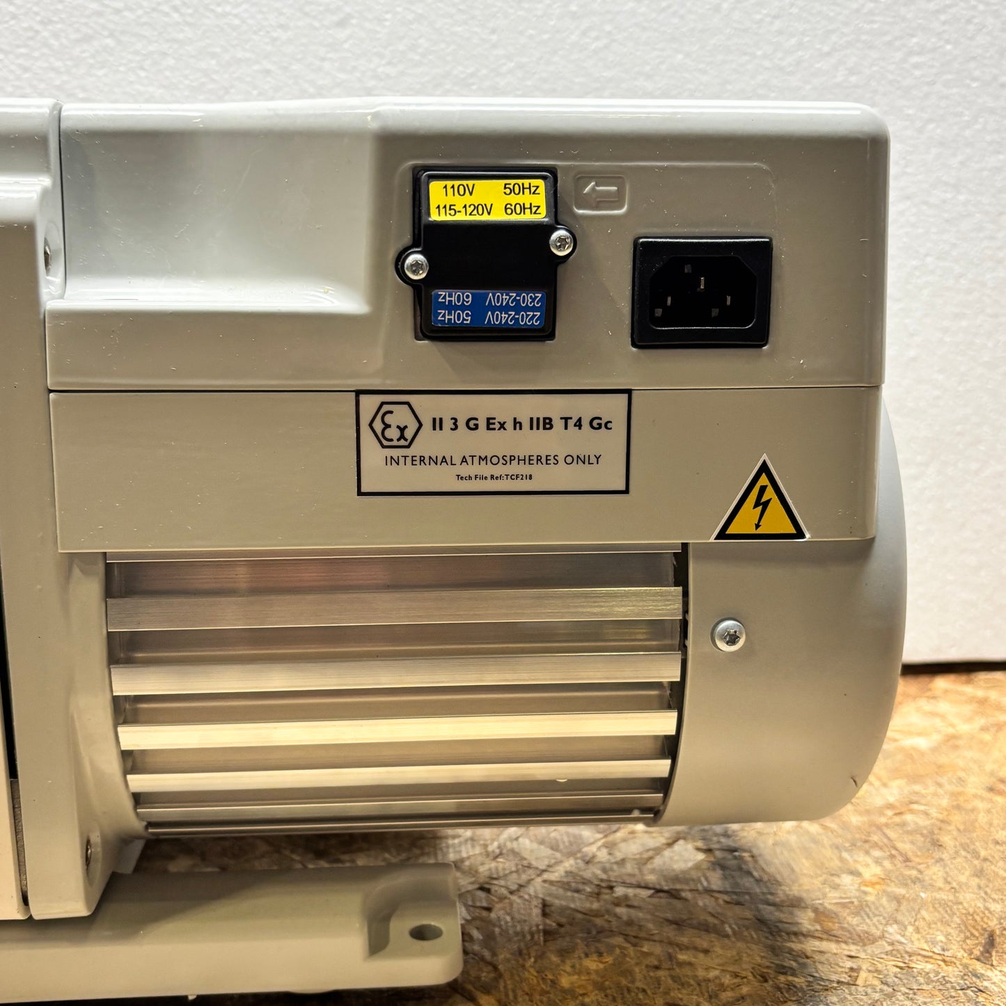 EDWARDS RV3 ROTARY VANE VACUUM PUMP 220-240V 50/60HZ (NEEDS REPAIR)