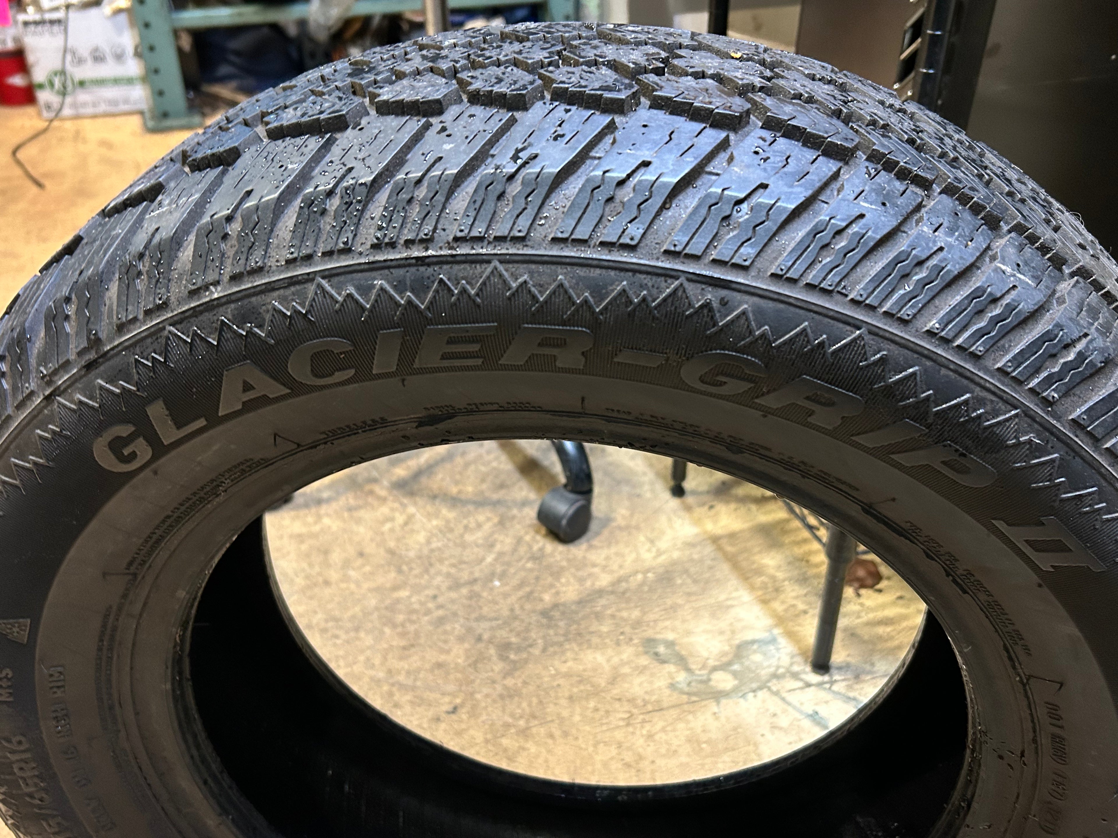USED 6.5/32’’ MASTERCRAFT GLACIER GRIP II BSW P 215 65 16 98T WINTER TIRE C90000005817