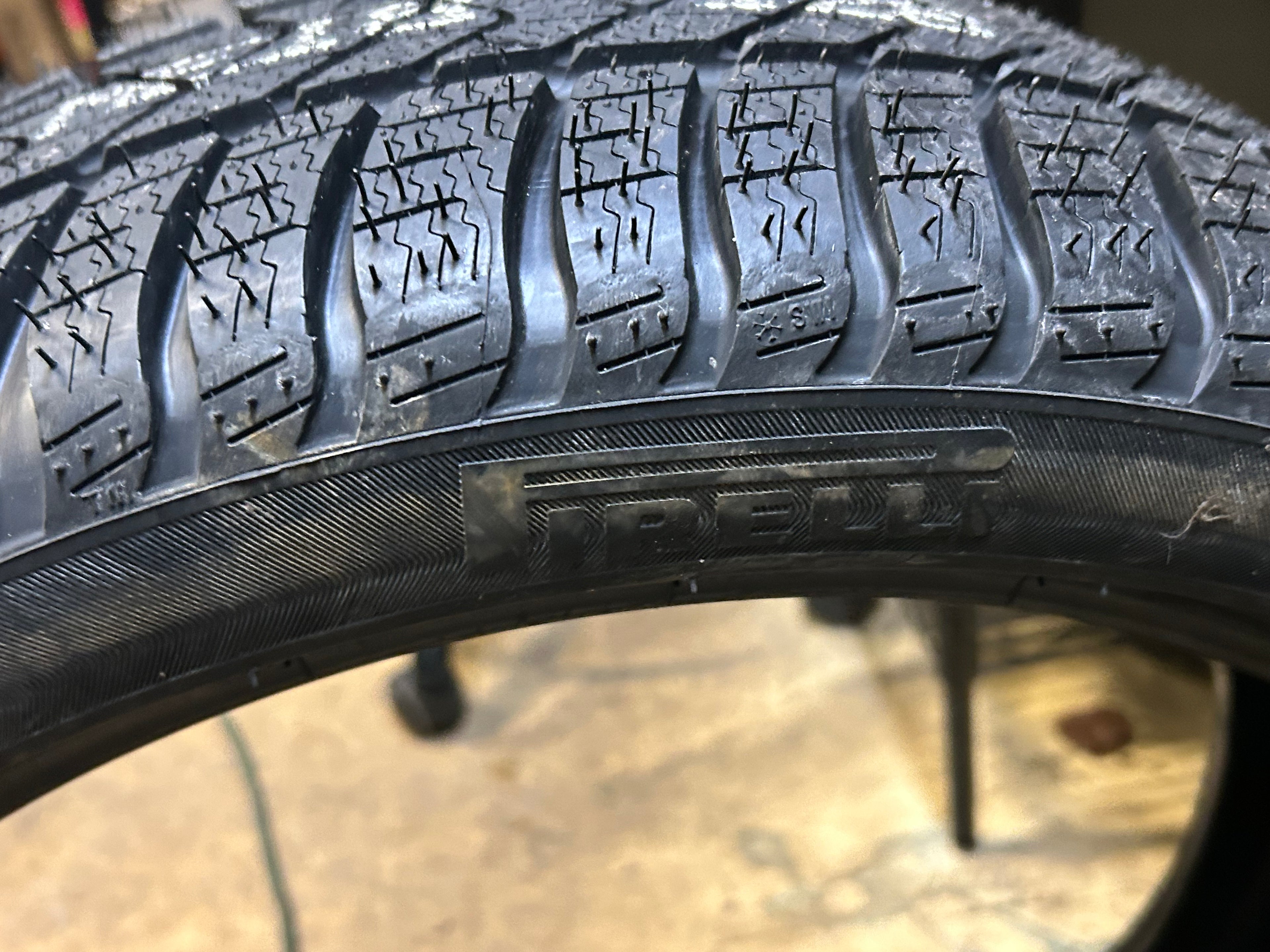 PIRELLI SOTTOZERO 3 BSW P 255 35 19 96H XL RUNFLAT WINTER TIRE 	2564000
