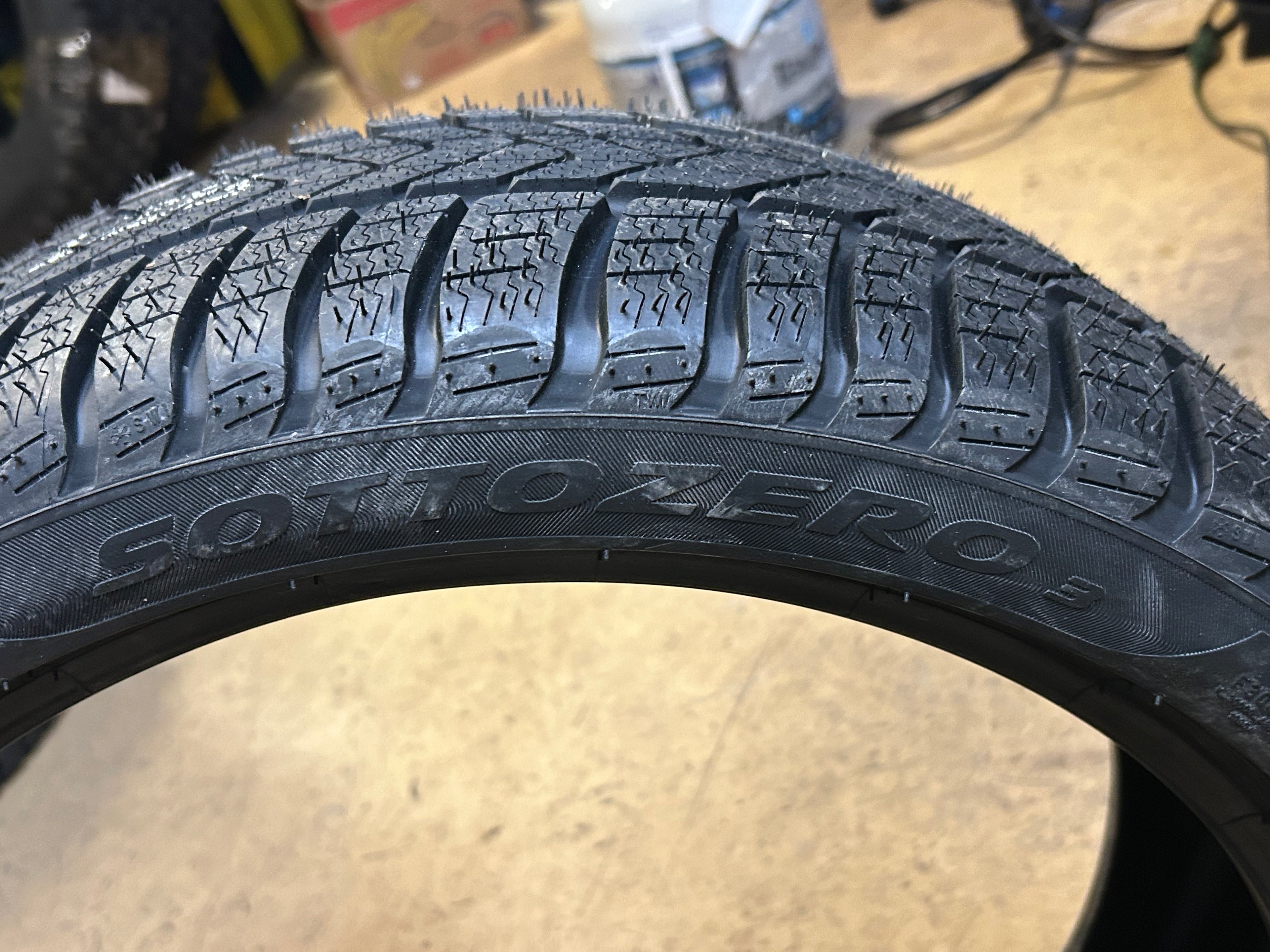 PIRELLI SOTTOZERO 3 BSW P 255 35 19 96H XL RUNFLAT WINTER TIRE 	2564000