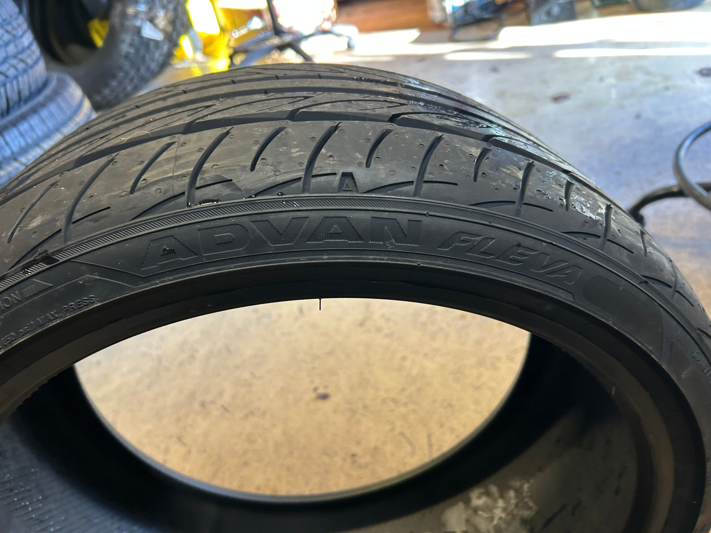 YOKOHAMA ADVAN FLEVA V701 BSW P 225 35 18 87W XL UHP TIRE 110170155