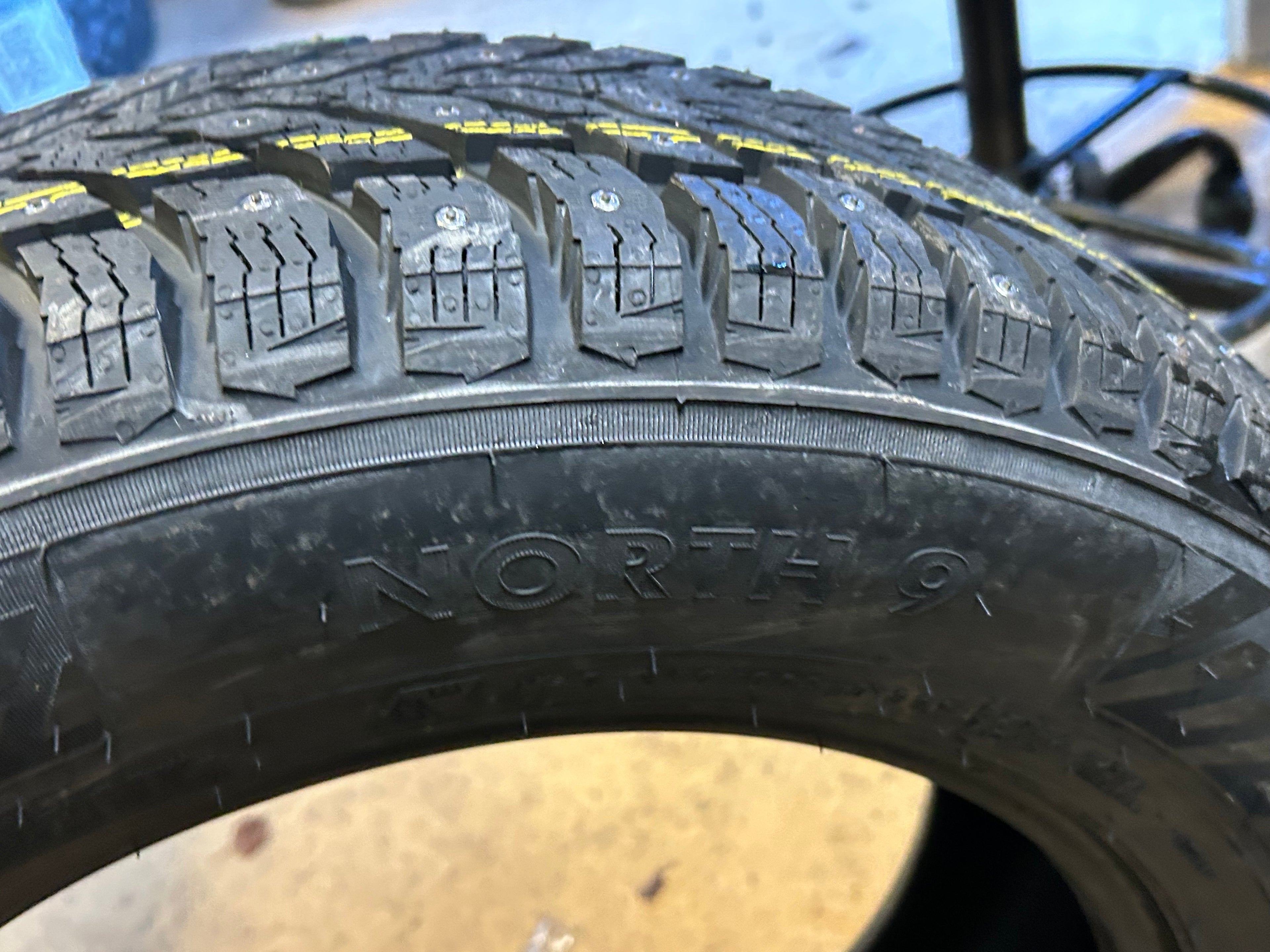 NORDMAN NORTH 9 STUDDED BSW P 215 60 18 99T WINTER TIRE TS32812