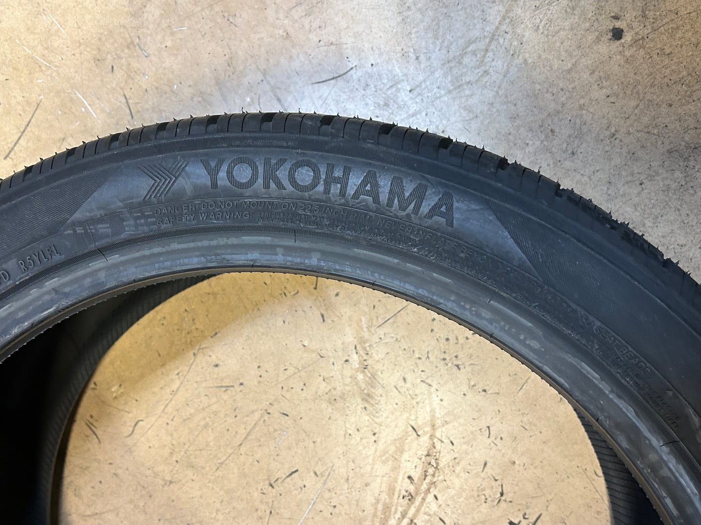 YOKOHAMA  GEOLANDAR X-CV G057 BSW P 285 40 22 108W XL ALL SEASON TIRE 110157023