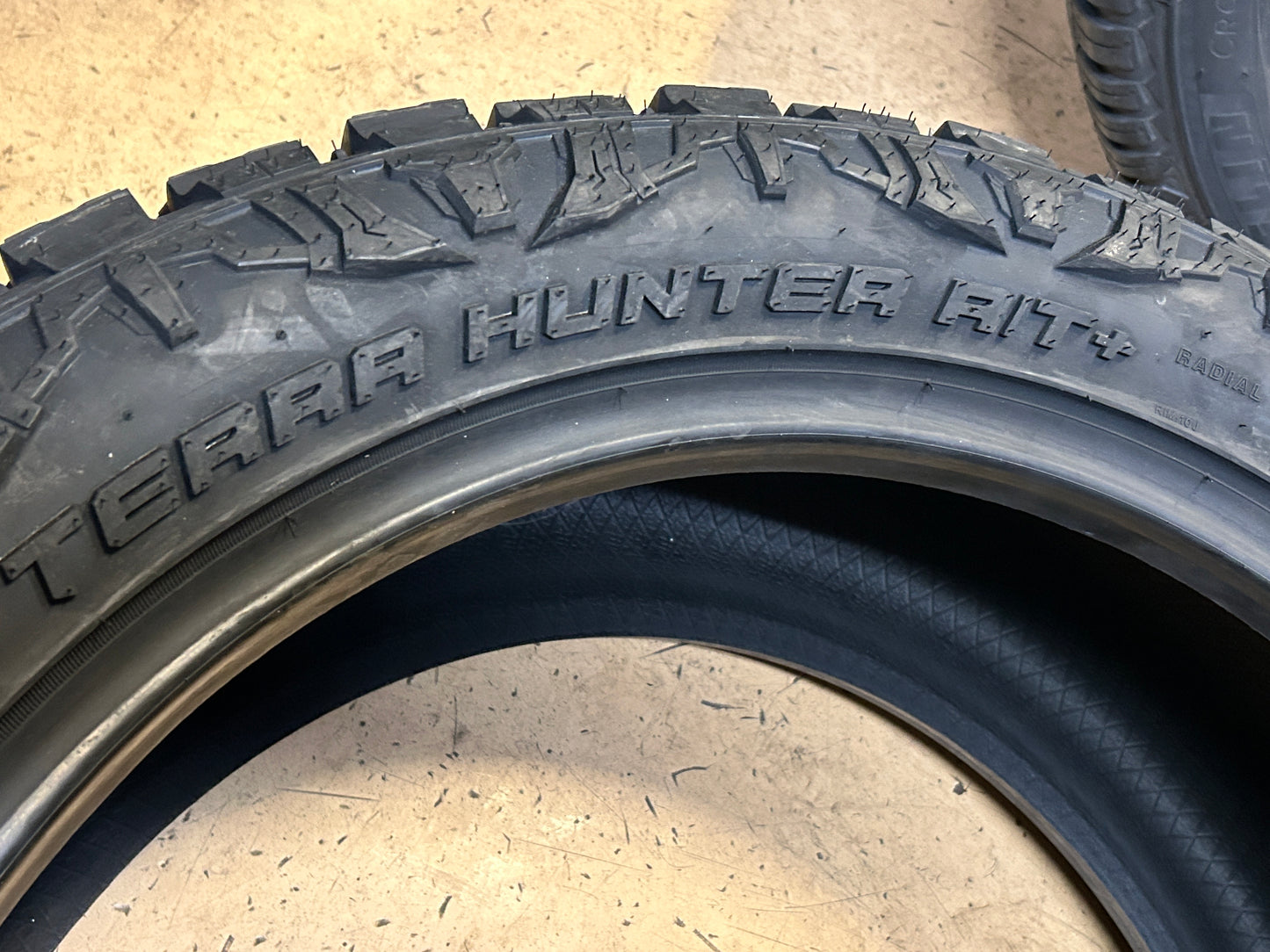VENOM POWER TERRA HUNTER R/T+ BSW LT 33 12.5 22 114Q 12PLY ALL TLERRAIN TIRE TVPRT16N