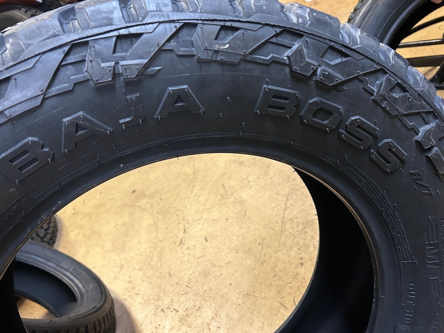 MICKEY THOMPSON  BAJA BOSS A/T BSW P 275 60 20 115T ALL TERRAIN TIRE 340021003