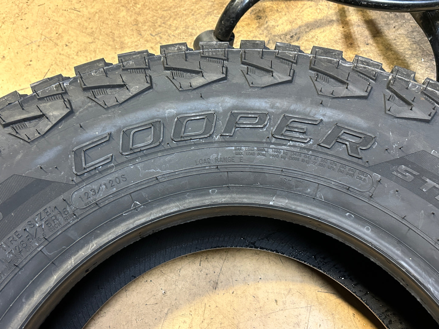 COOPER DISCOVERER STRONGHOLD AT OWL LT 265 75 16 123/120S 10PLY ALL TERRAIN  TIRE 170276047