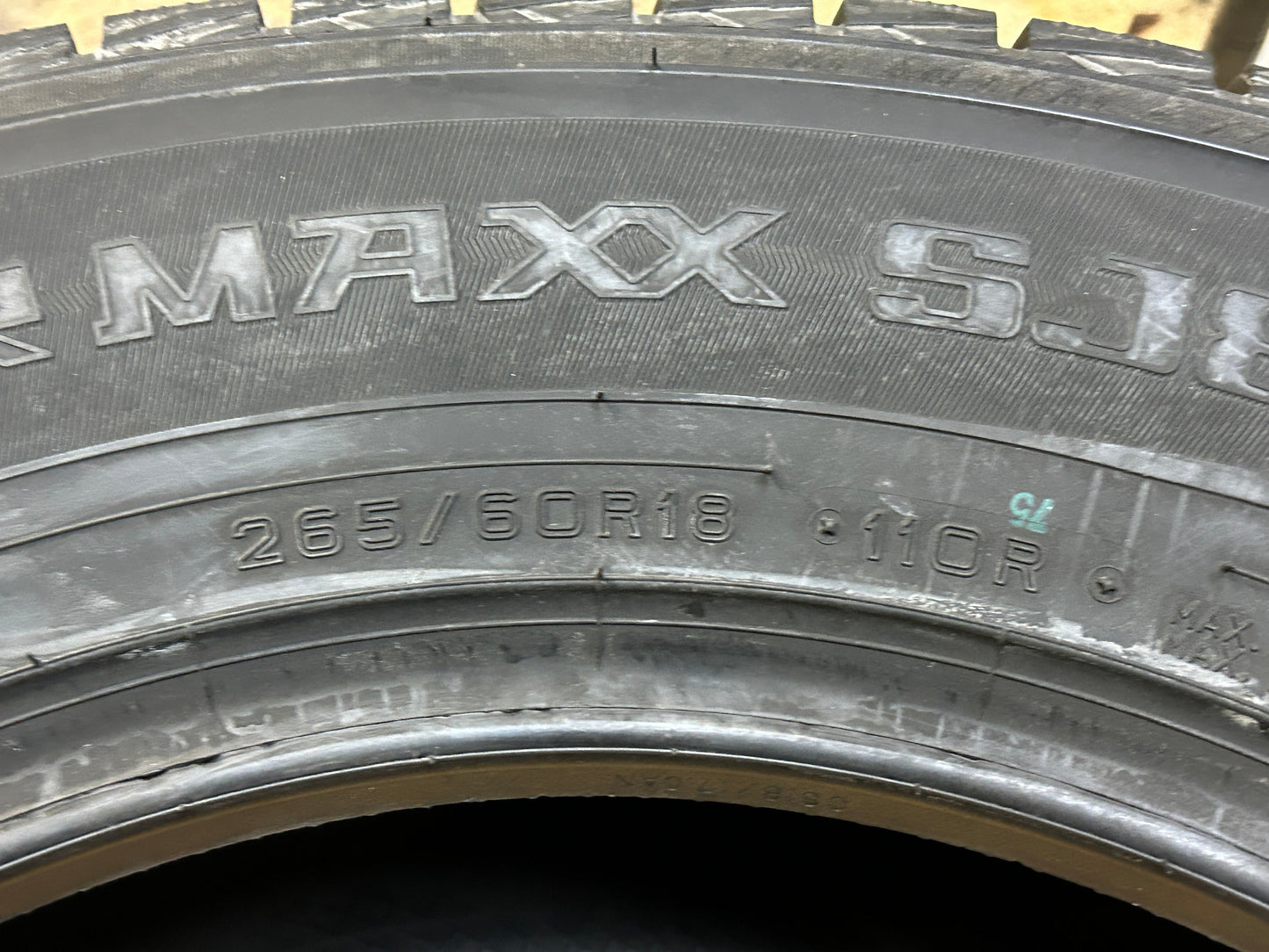 DUNLOP WINTER MAXX SJ8 STUDLESS BSW P 265 60 18 110R WINTER TIRE 290124120