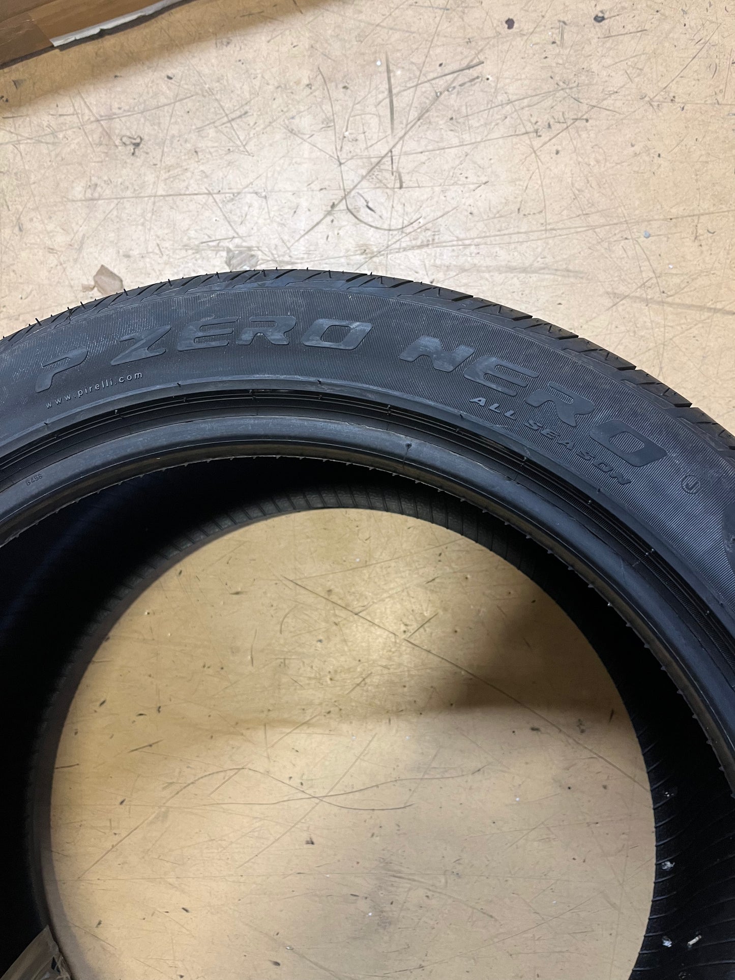 PIRELLI P ZERO NERO ALL  SEASON  P 275 40 R19 105H