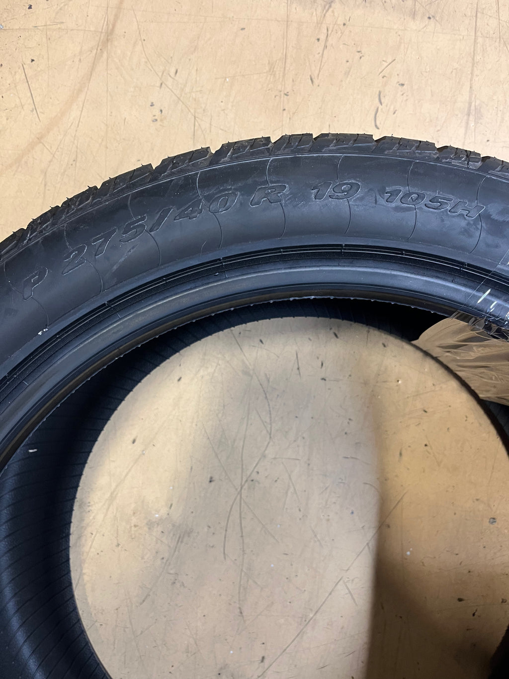 PIRELLI P ZERO NERO ALL  SEASON  P 275 40 R19 105H