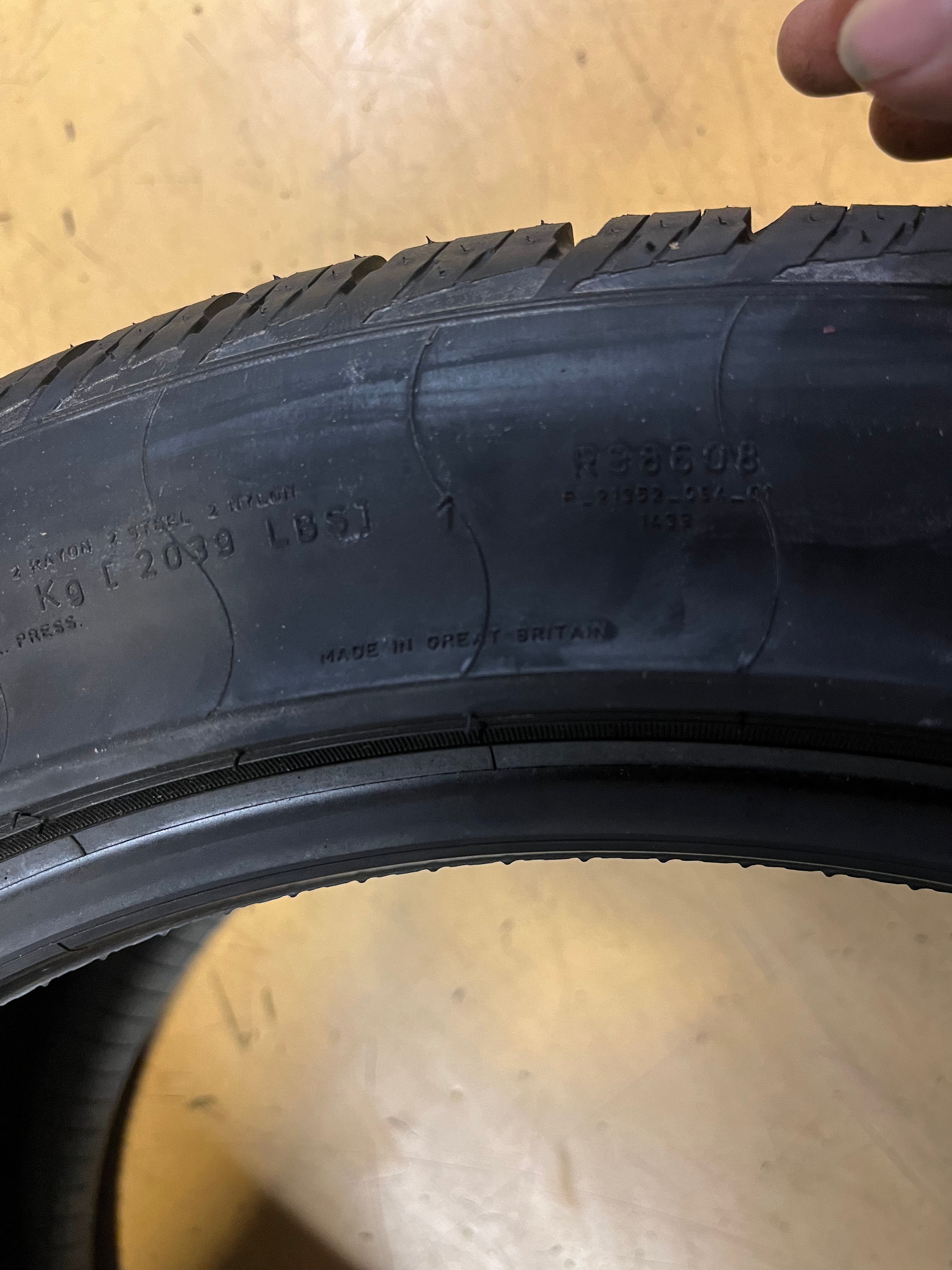 PIRELLI P ZERO NERO ALL  SEASON  P 275 40 R19 105H