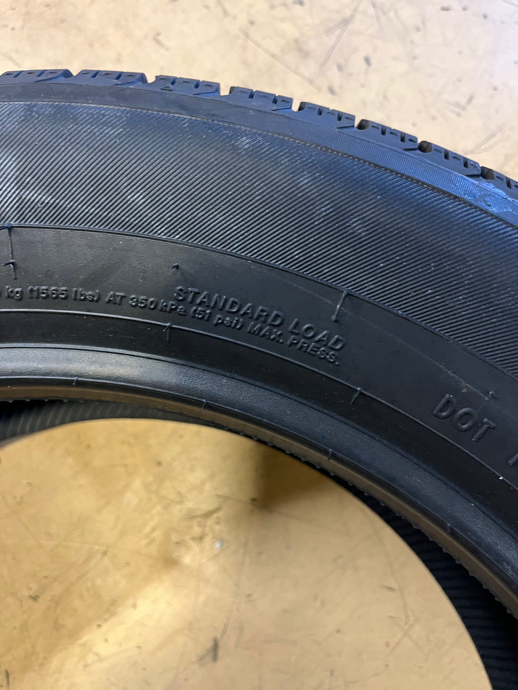 YOKOHAMA AVID TOURING S P 215 60 17 96T BSW TIRE 110131825