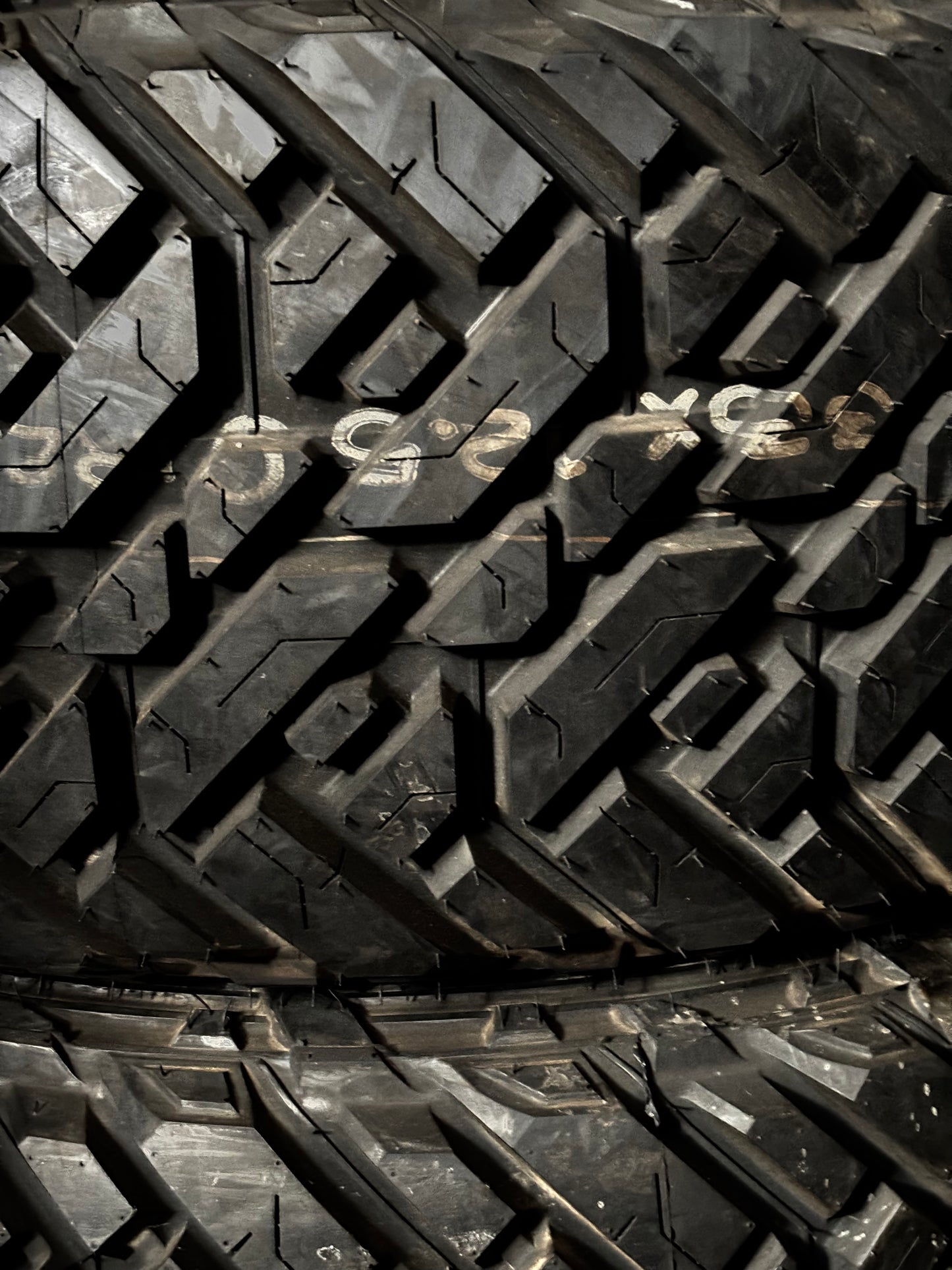 (TODO) 4 FUEL GRIPPER MT LT 33 12.5 20 114Q LRE 10 PLY MUD TERRAIN TIRES RFNT331250R20