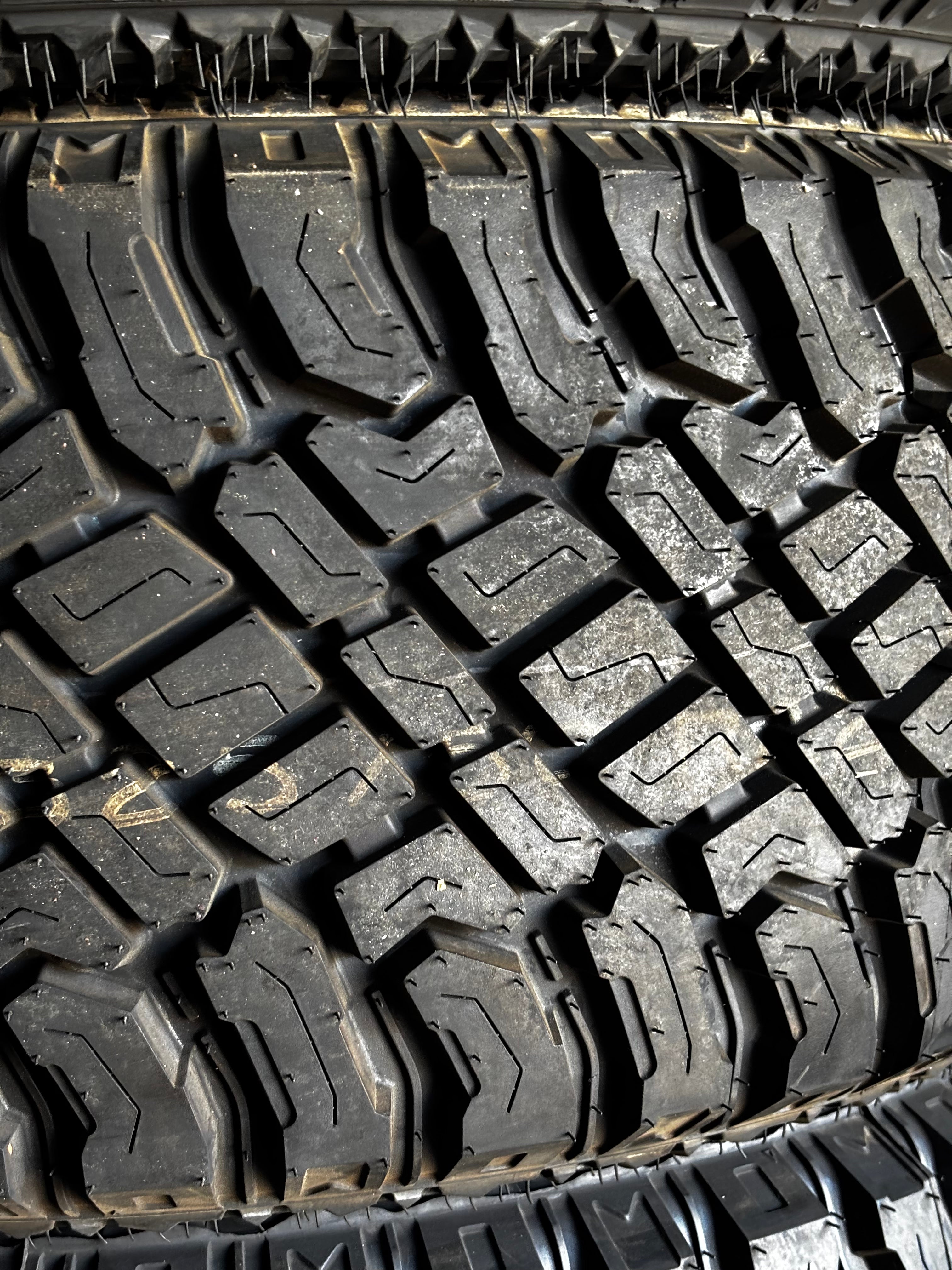 (TODO) ATTURO TRAIL BLADE X/T LT 325 50 20 122S LRE 10 PLY ALL TERRAIN TIRE