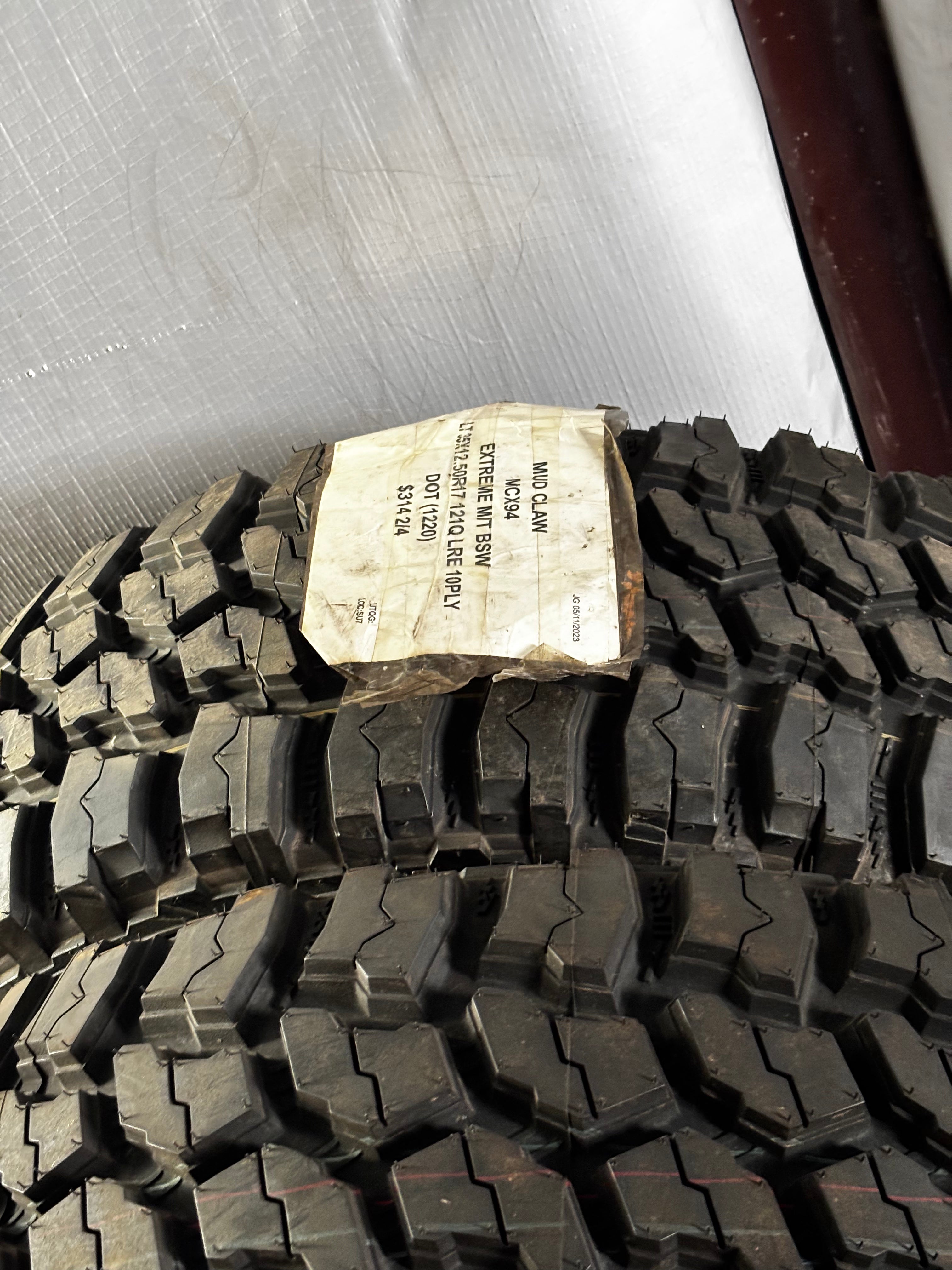 (TODO) 4 MUD CLAW EXTREME MT LT 35 12.5 17 121Q LRE 10 PLY MUD TERRAIN TIRES MCX94