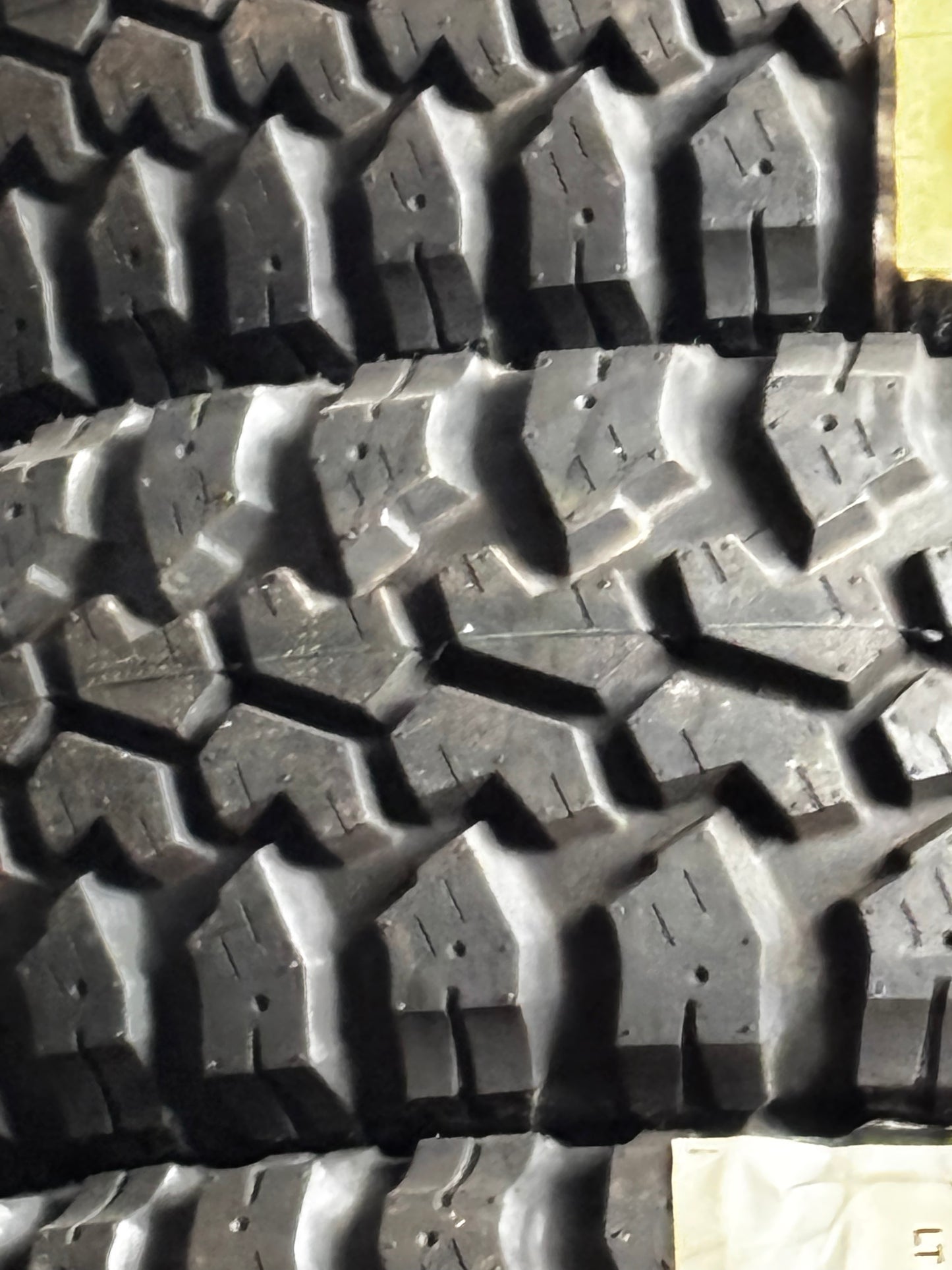 (TODO) MAXXIS 235 85 16