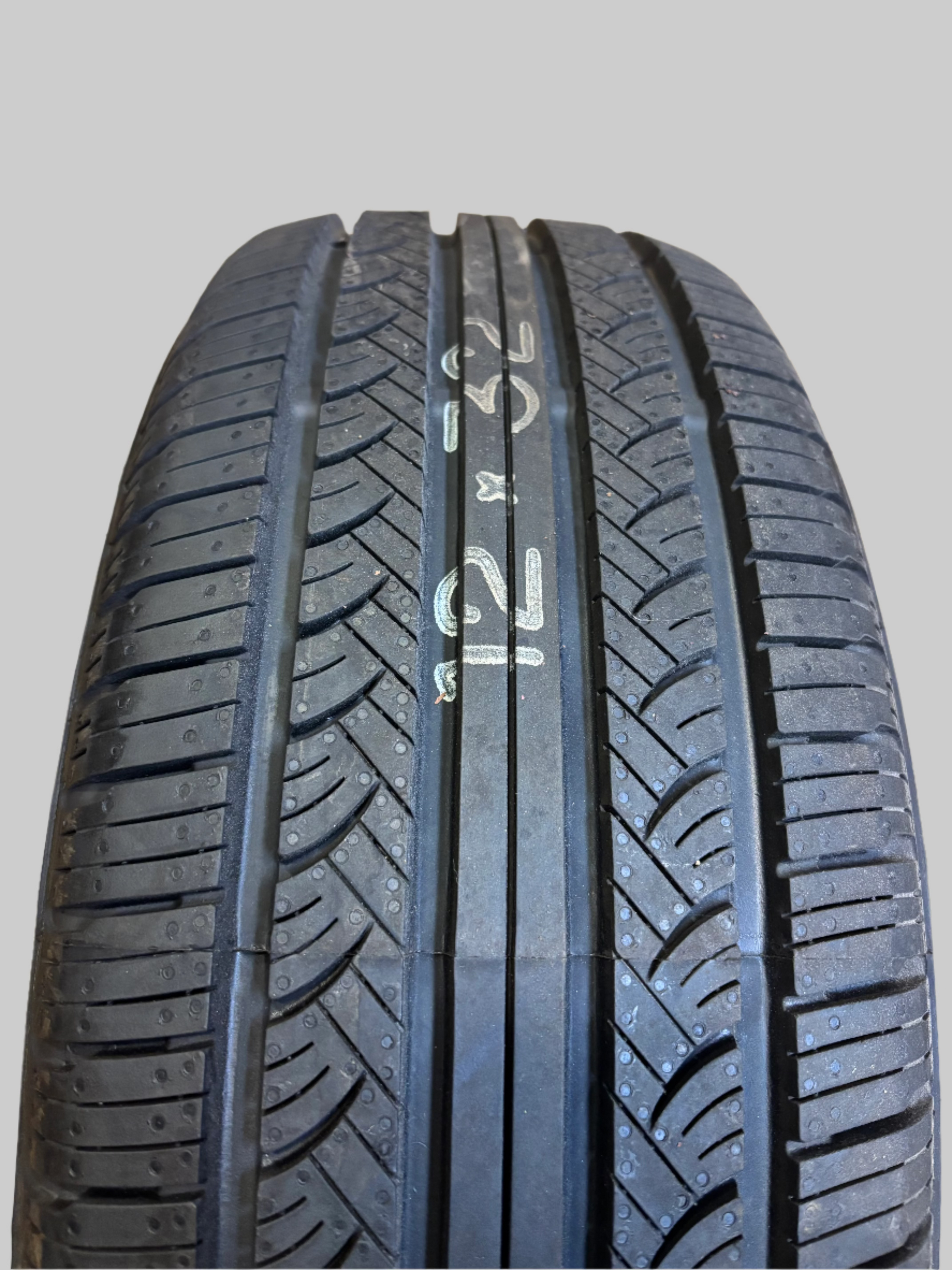 YOKOHAMA AVID TOURING S P 225 60 16 97S SL ALL SEASON TIRE 110131818