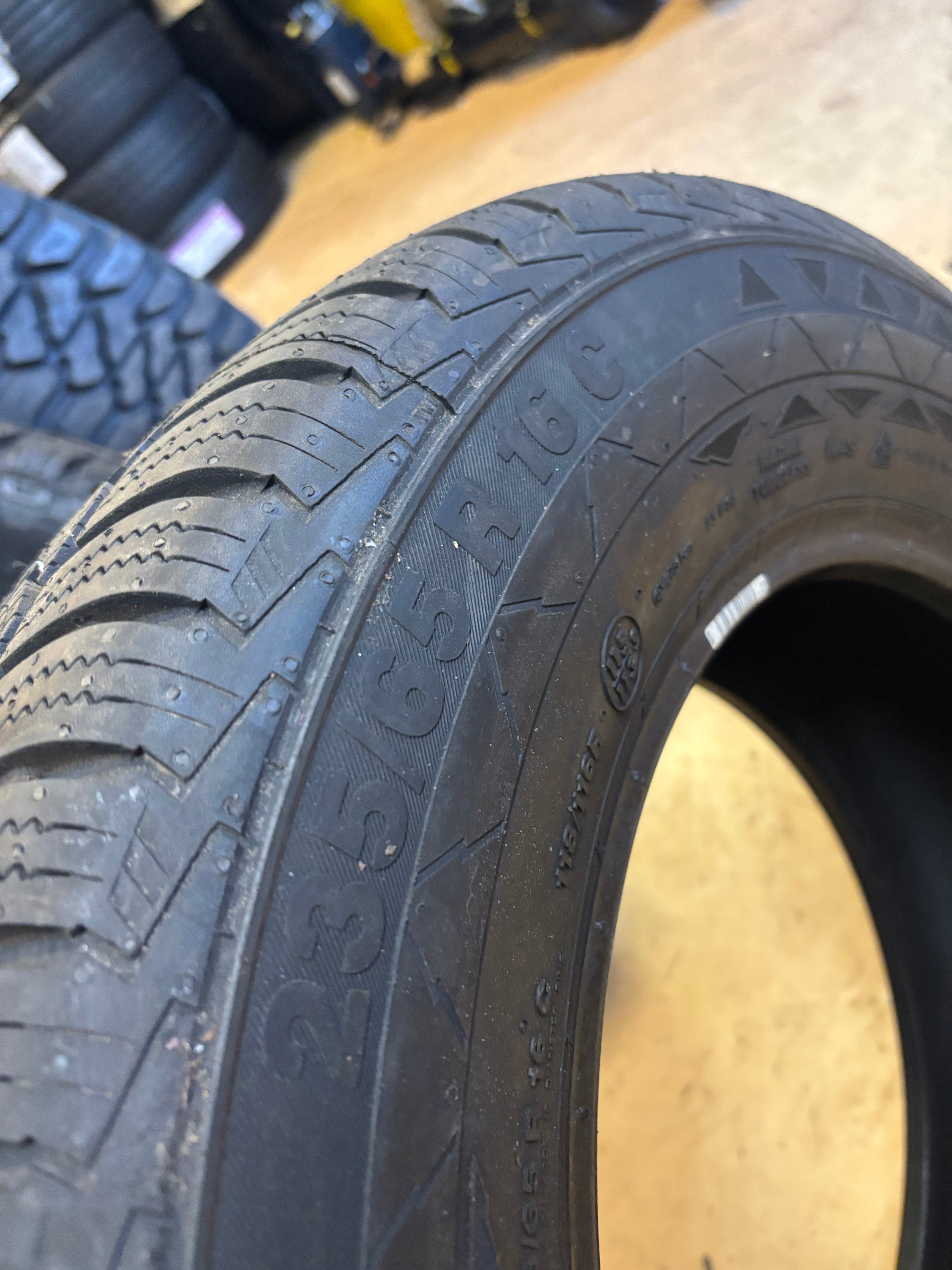 CONTINENTAL VANCOWINTER 2 235 65 16 118/116R LRE 10 PLY SNOW WINTER TIRE 04530730000