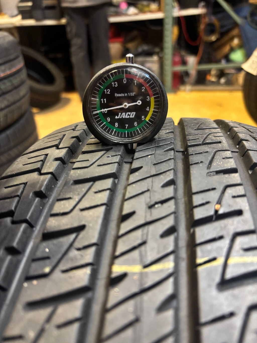 USED 10/32" GOODYEAR ASSURANCE MAXLIFE P 225 50 17 94H SL TIRE 110982545