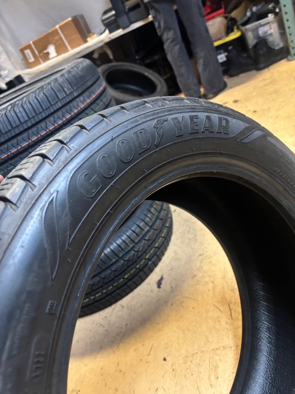 USED 10/32" GOODYEAR ASSURANCE MAXLIFE P 225 50 17 94H SL TIRE 110982545