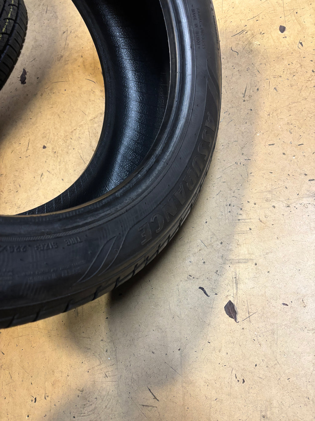 USED 10/32" GOODYEAR ASSURANCE MAXLIFE P 225 50 17 94H SL TIRE 110982545
