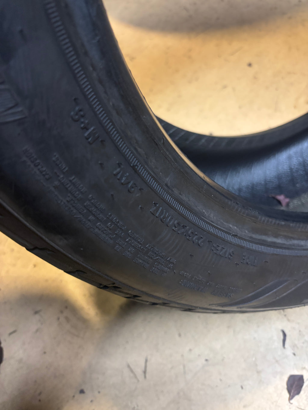 USED 10/32" GOODYEAR ASSURANCE MAXLIFE P 225 50 17 94H SL TIRE 110982545