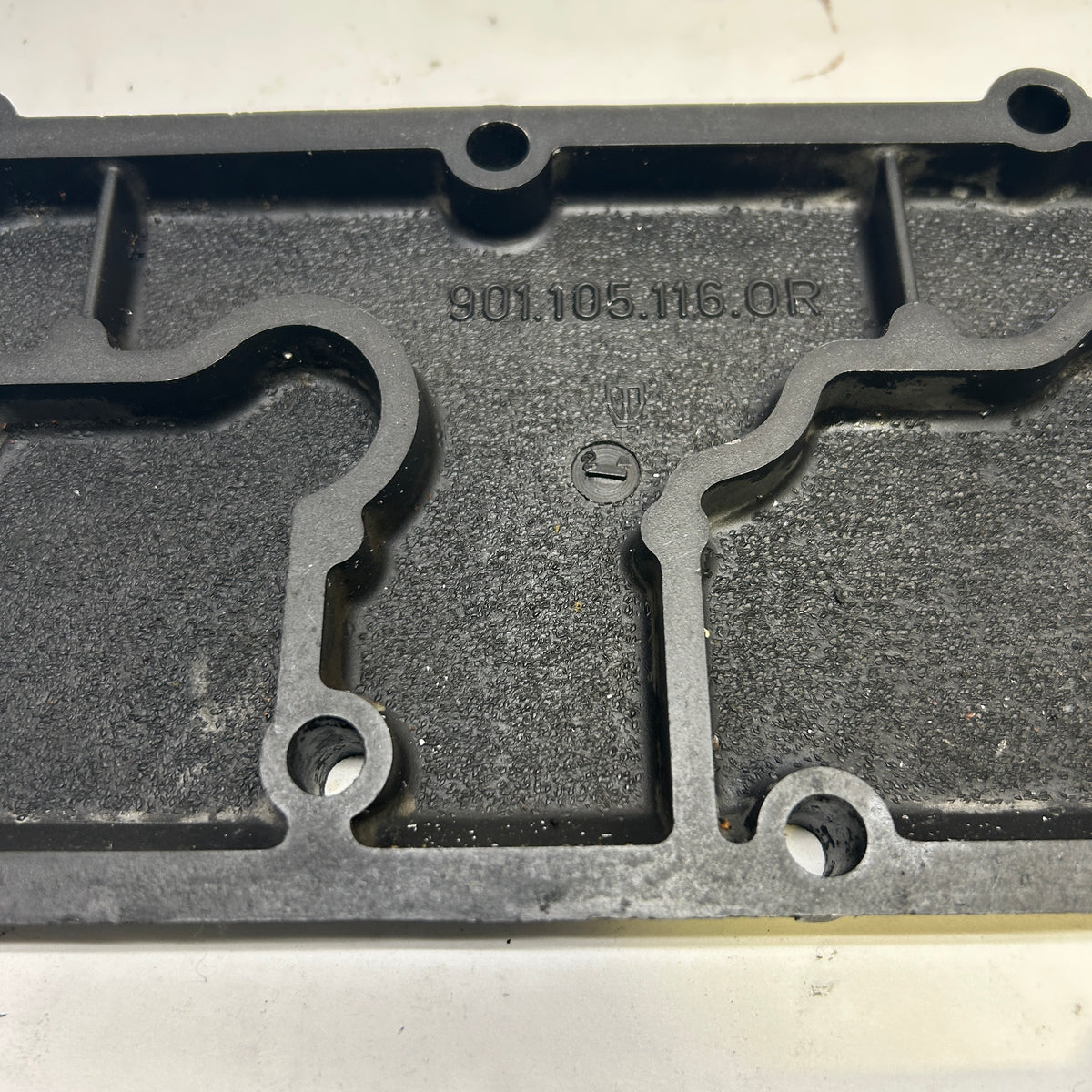 PORSCHE 911 LOWER VALVE COVER PAIR MAGNESIUM ROCKER COVERS  901105116OR